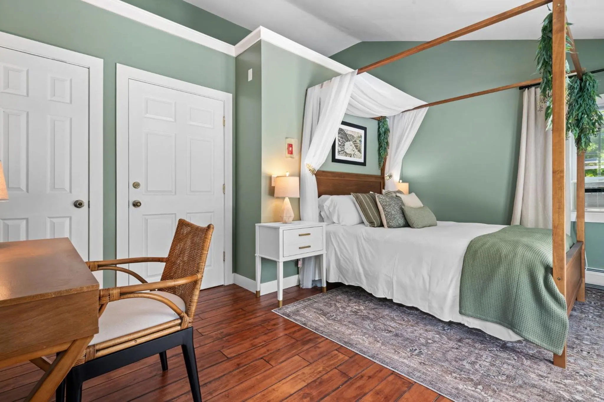 Bed in The Aurora Inn & Cottages