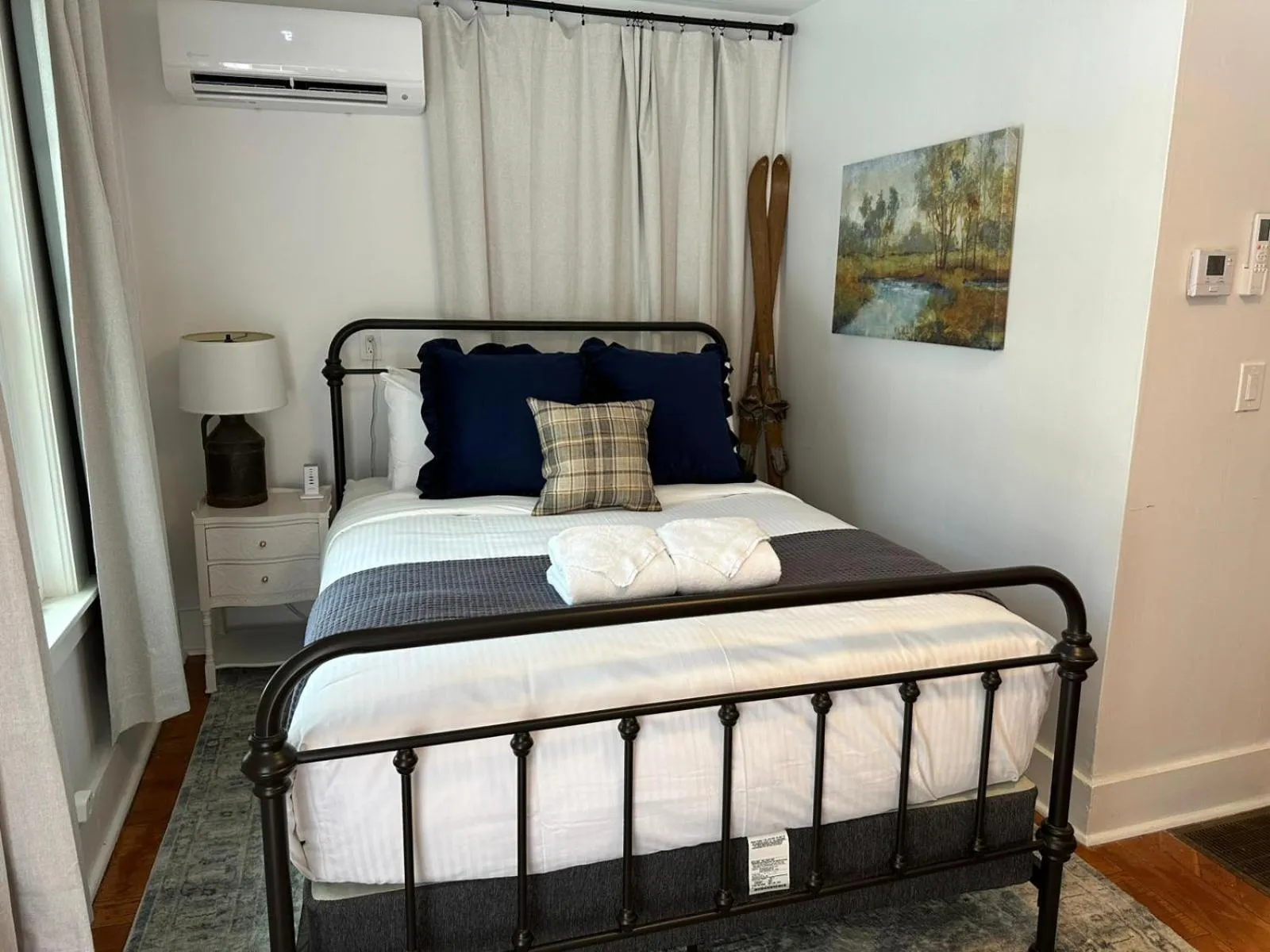 Bedroom, Bed in The Aurora Inn & Cottages