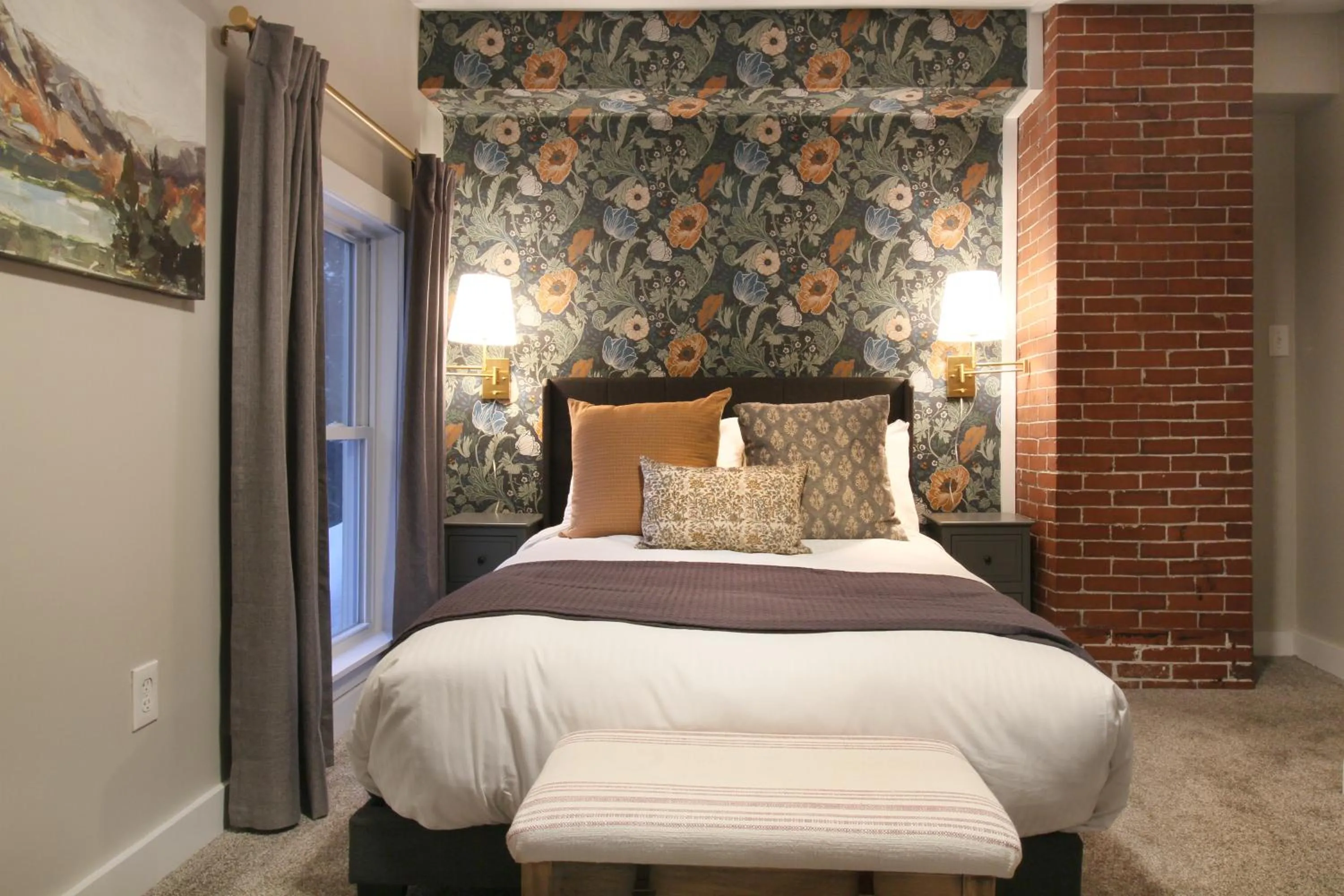 Bed in The Aurora Inn & Cottages