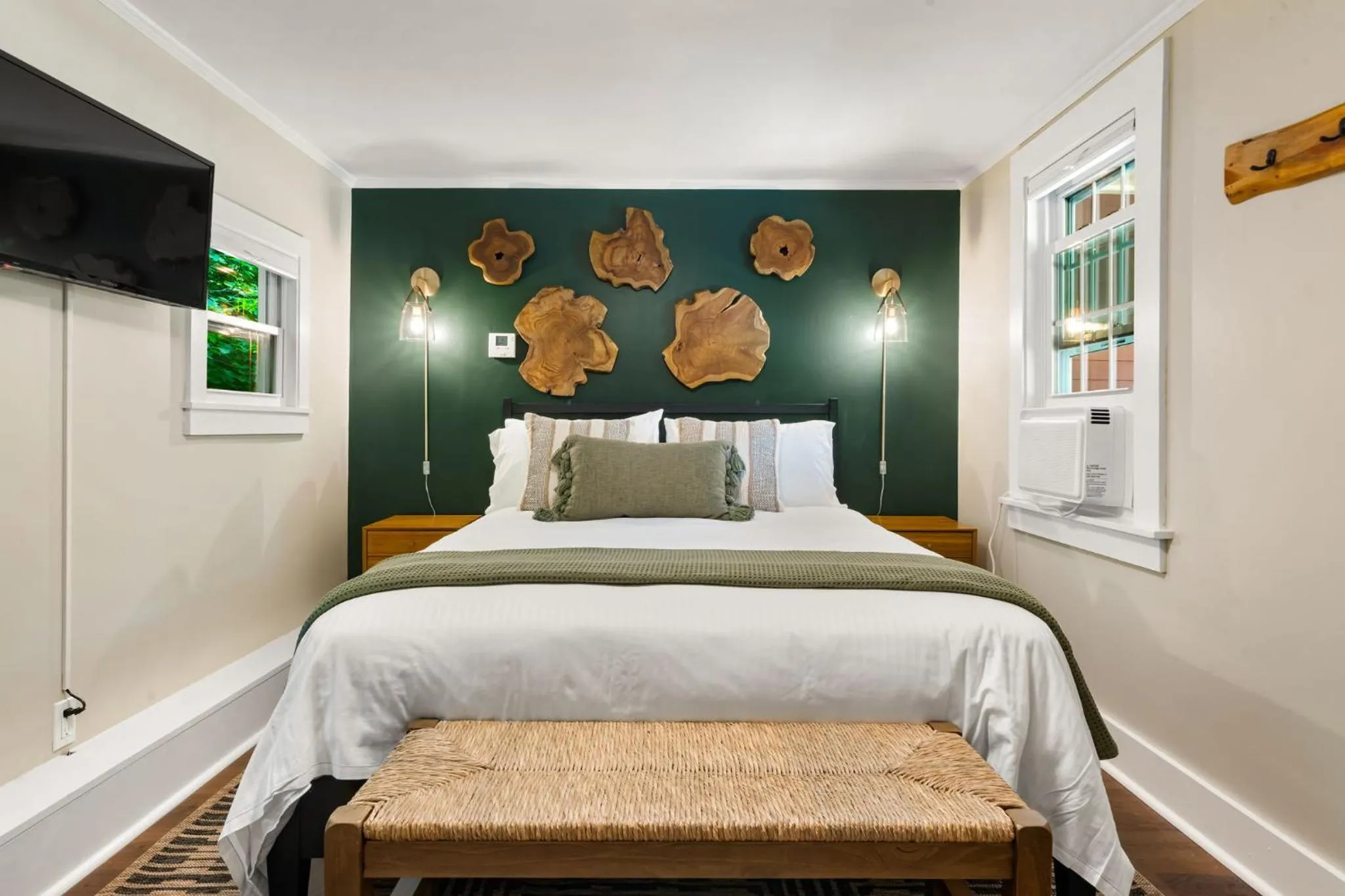 pet friendly, Bed in The Aurora Inn & Cottages