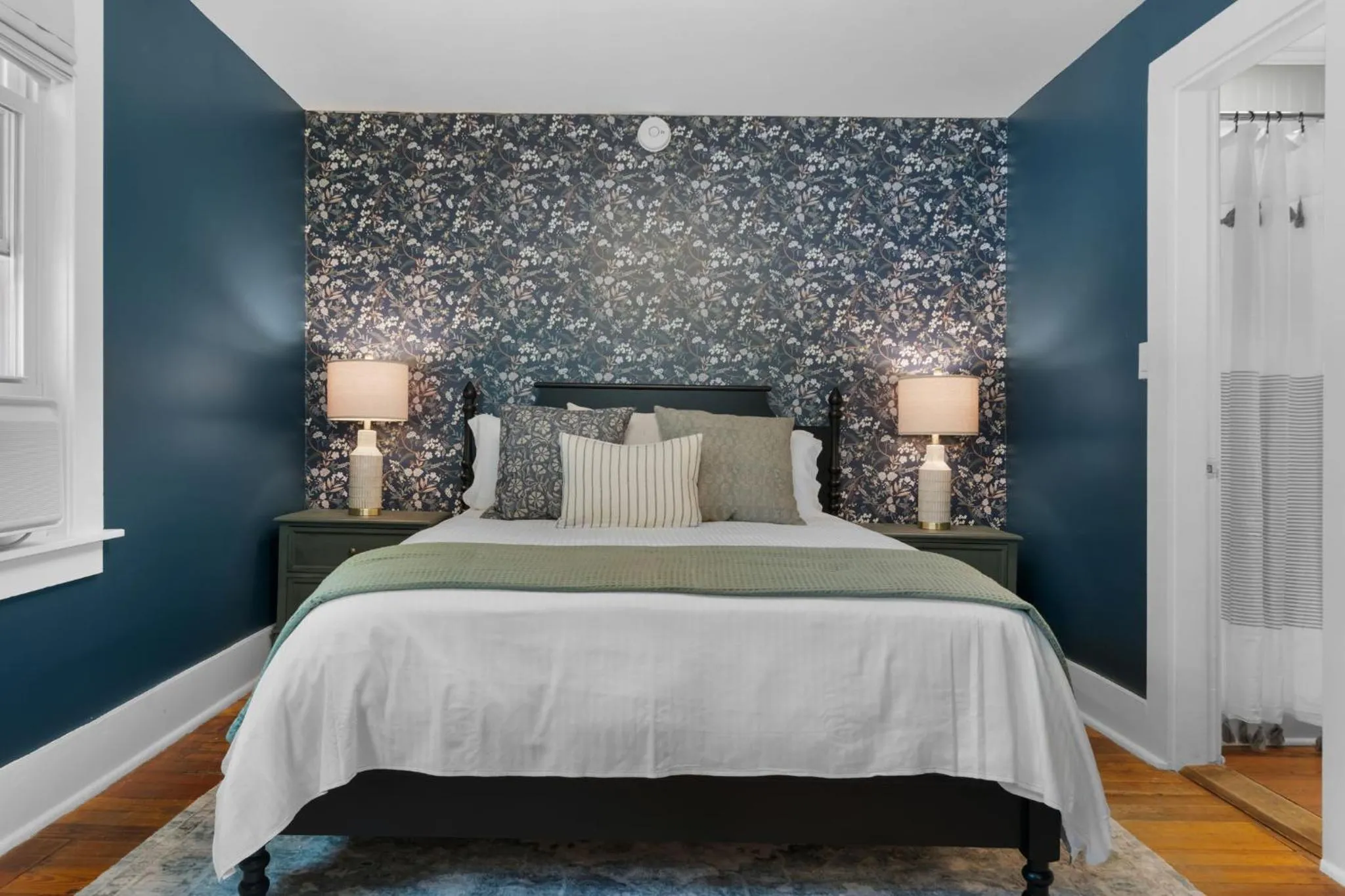 Bed in The Aurora Inn & Cottages