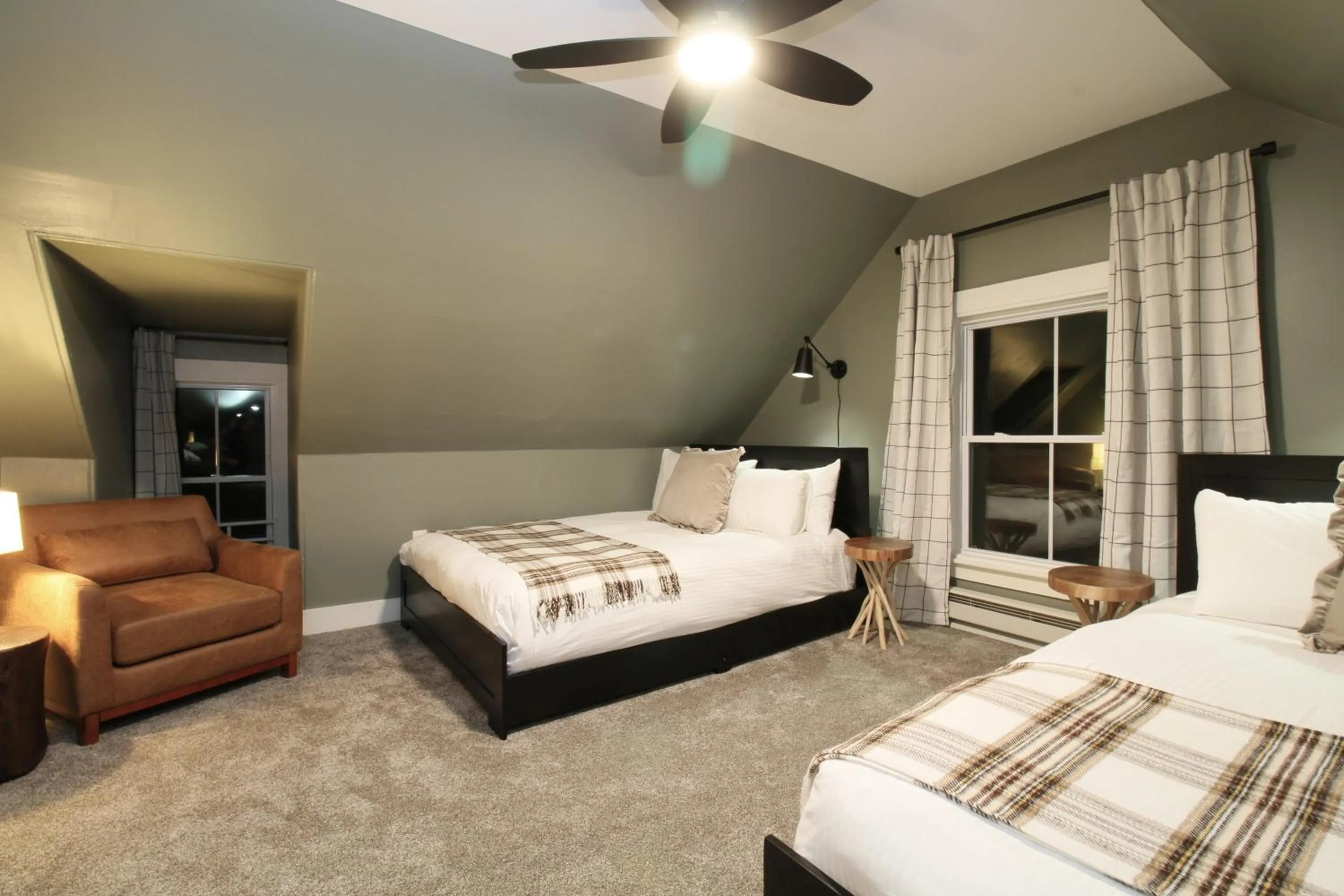 Bed in The Aurora Inn & Cottages