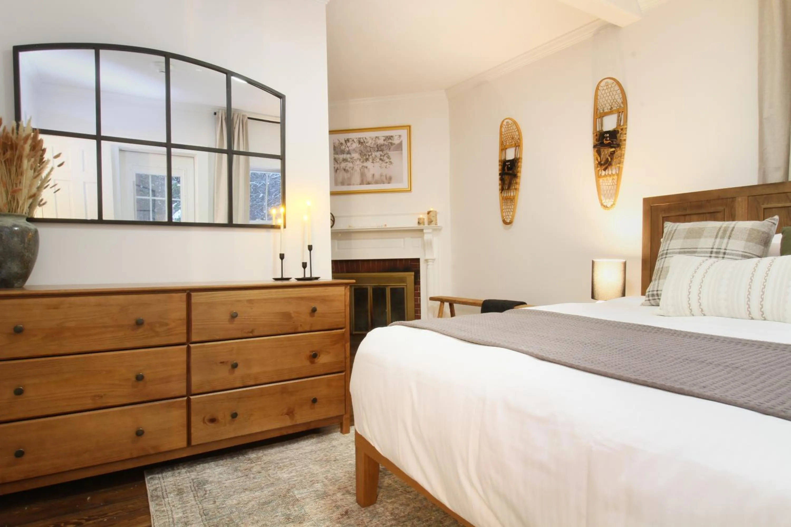 Bed in The Aurora Inn & Cottages