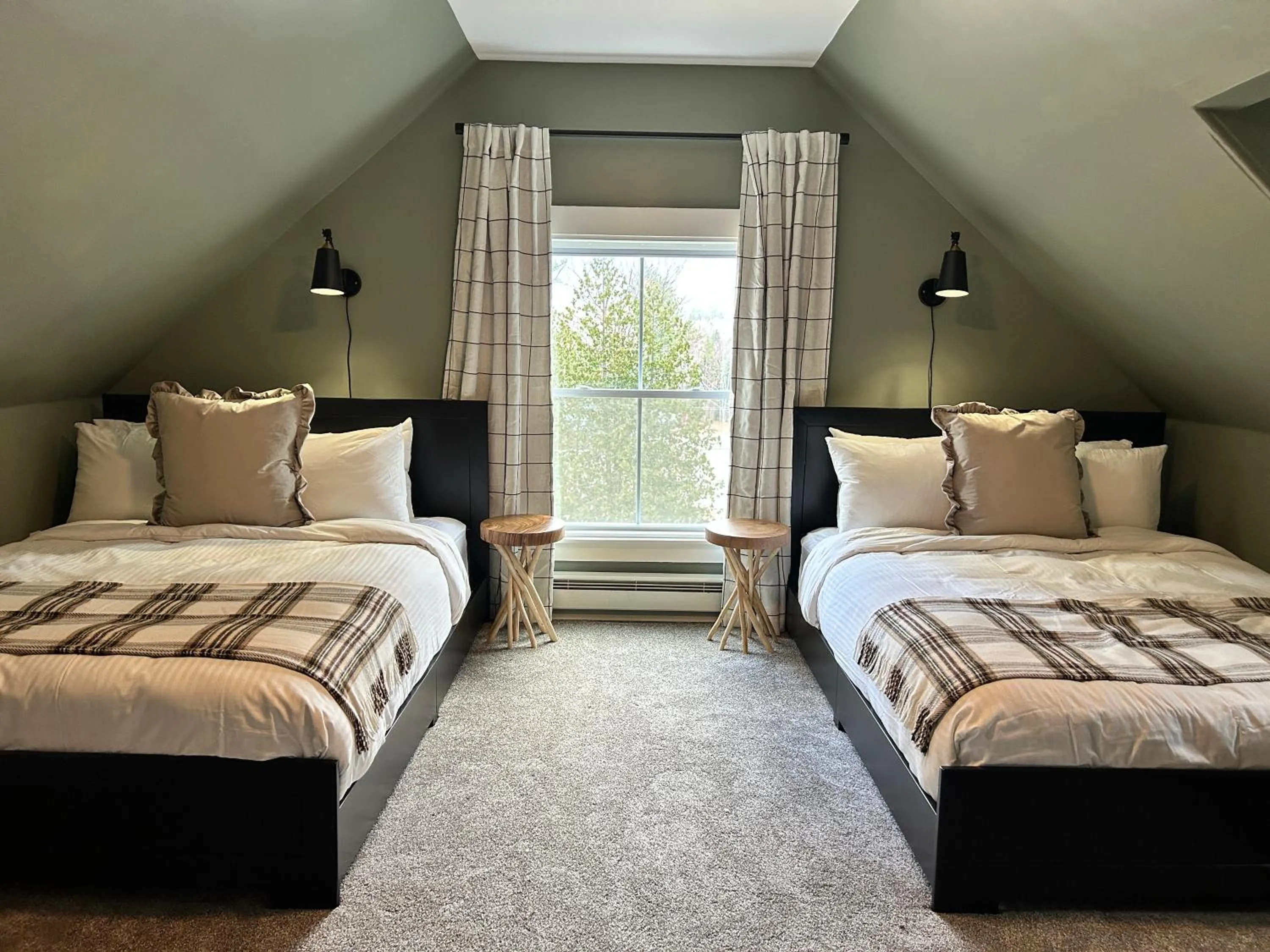 Bed in The Aurora Inn & Cottages