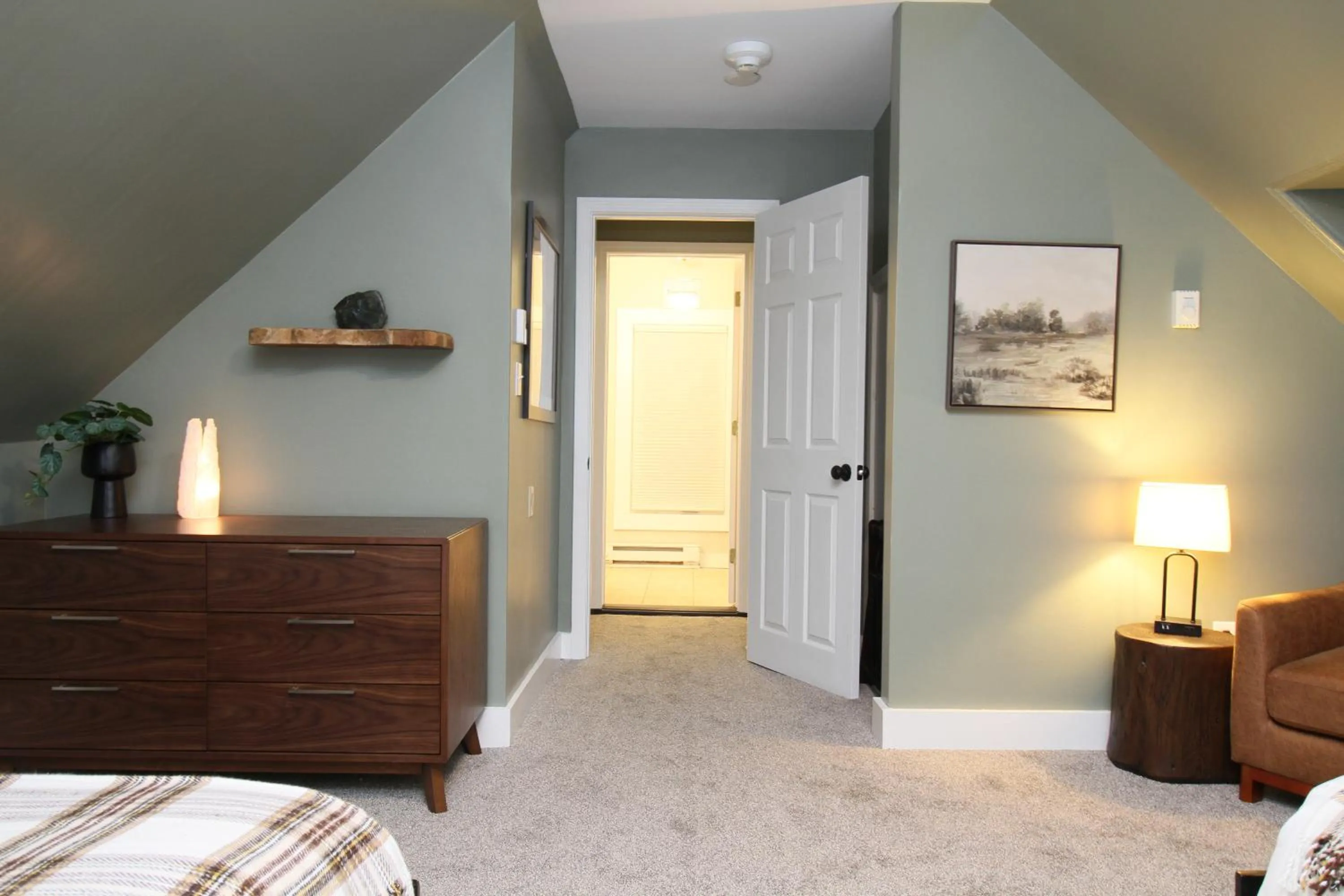Bed in The Aurora Inn & Cottages