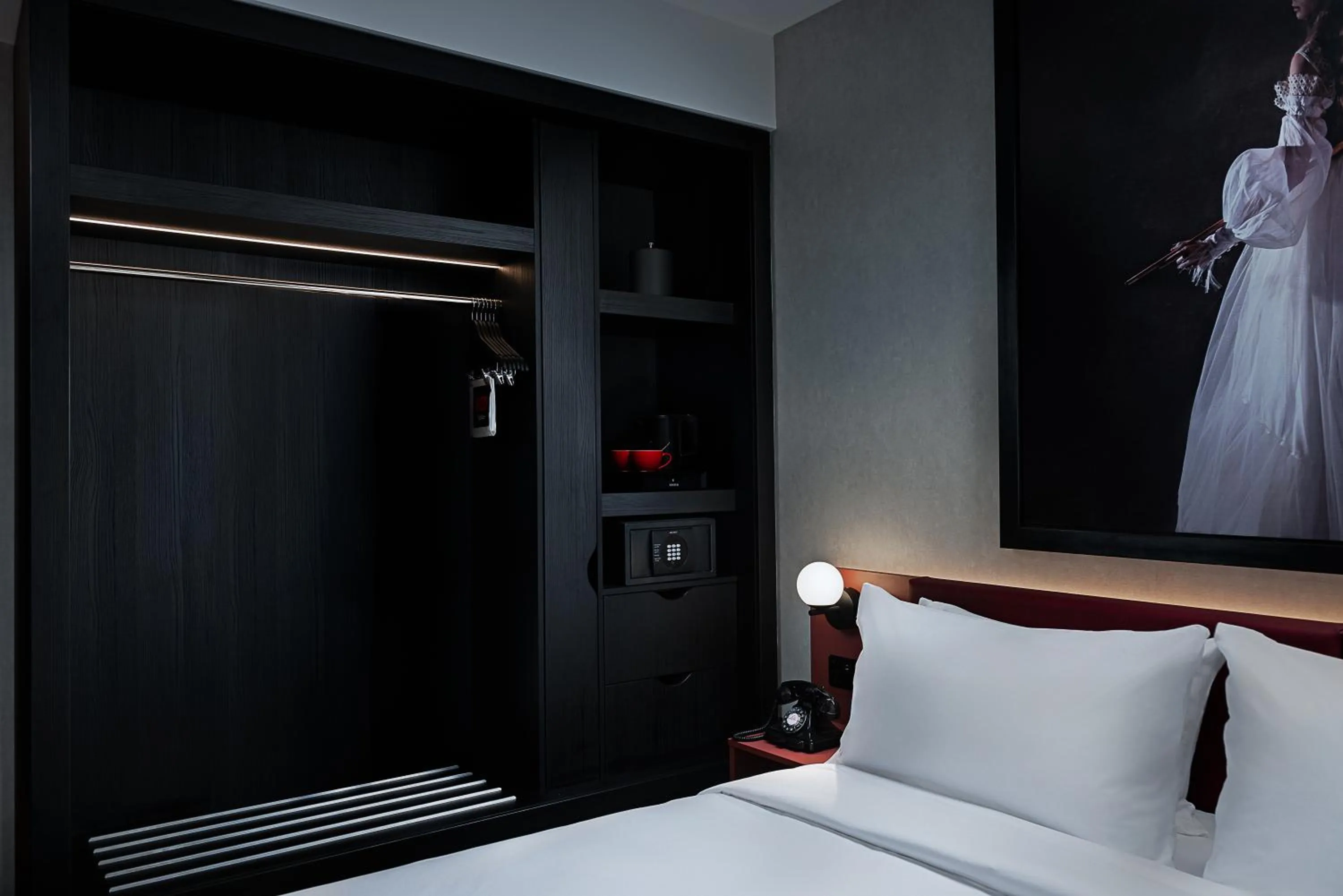 wardrobe, Bed in Radisson RED Galway