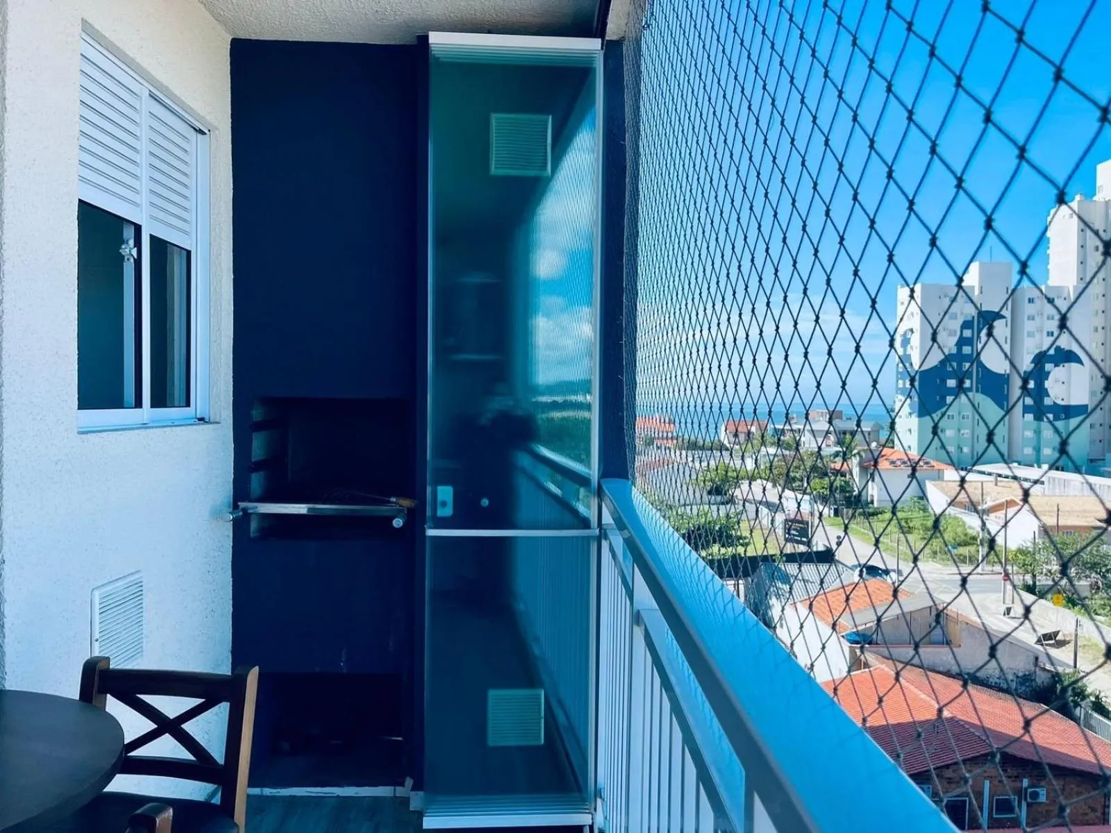 Apto 6º andar, 200m praia, 15min Beto Carrero, 2 quartos, sacada com churrasqueira