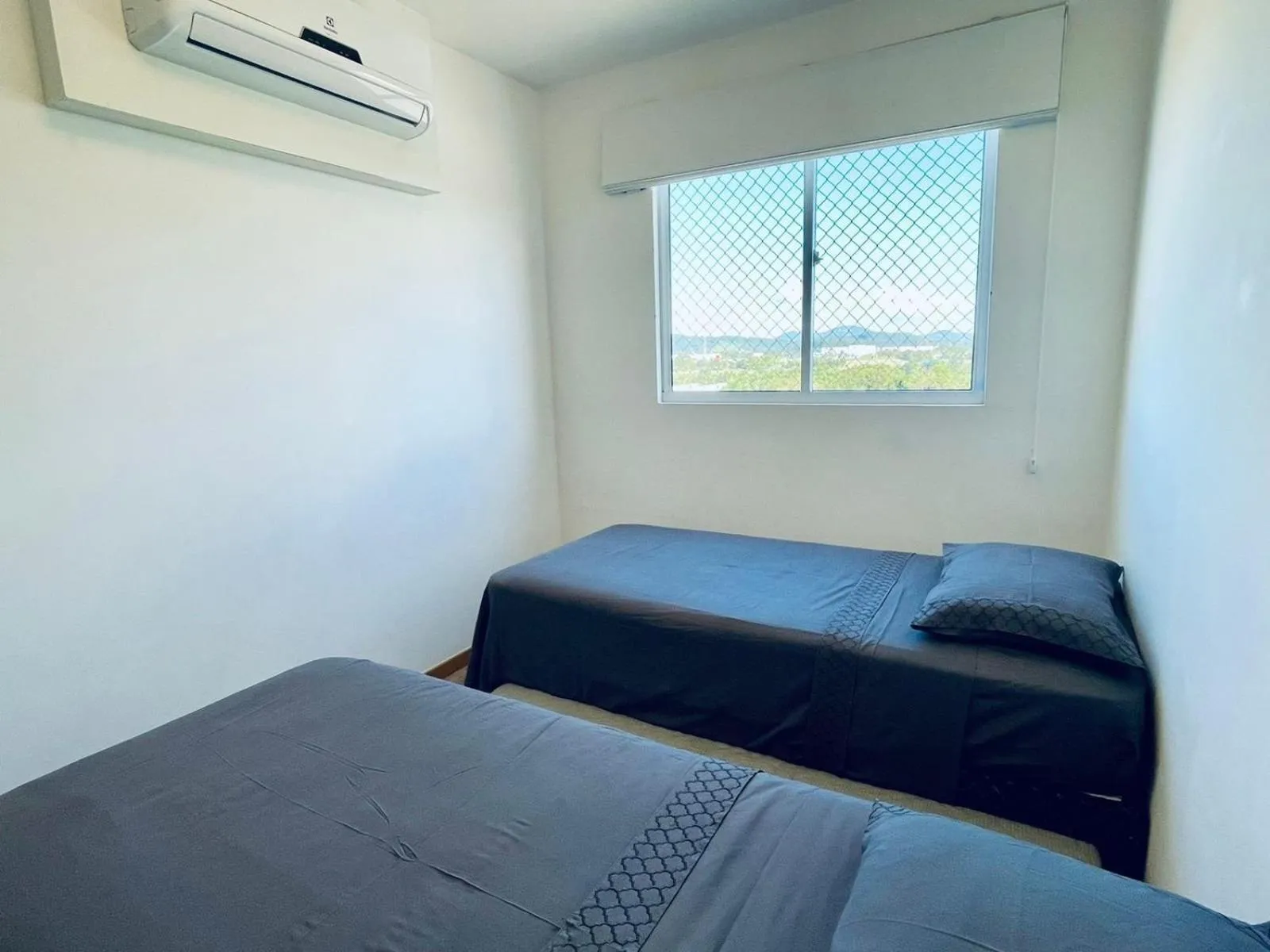 Apto 6º andar, 200m praia, 15min Beto Carrero, 2 quartos, sacada com churrasqueira