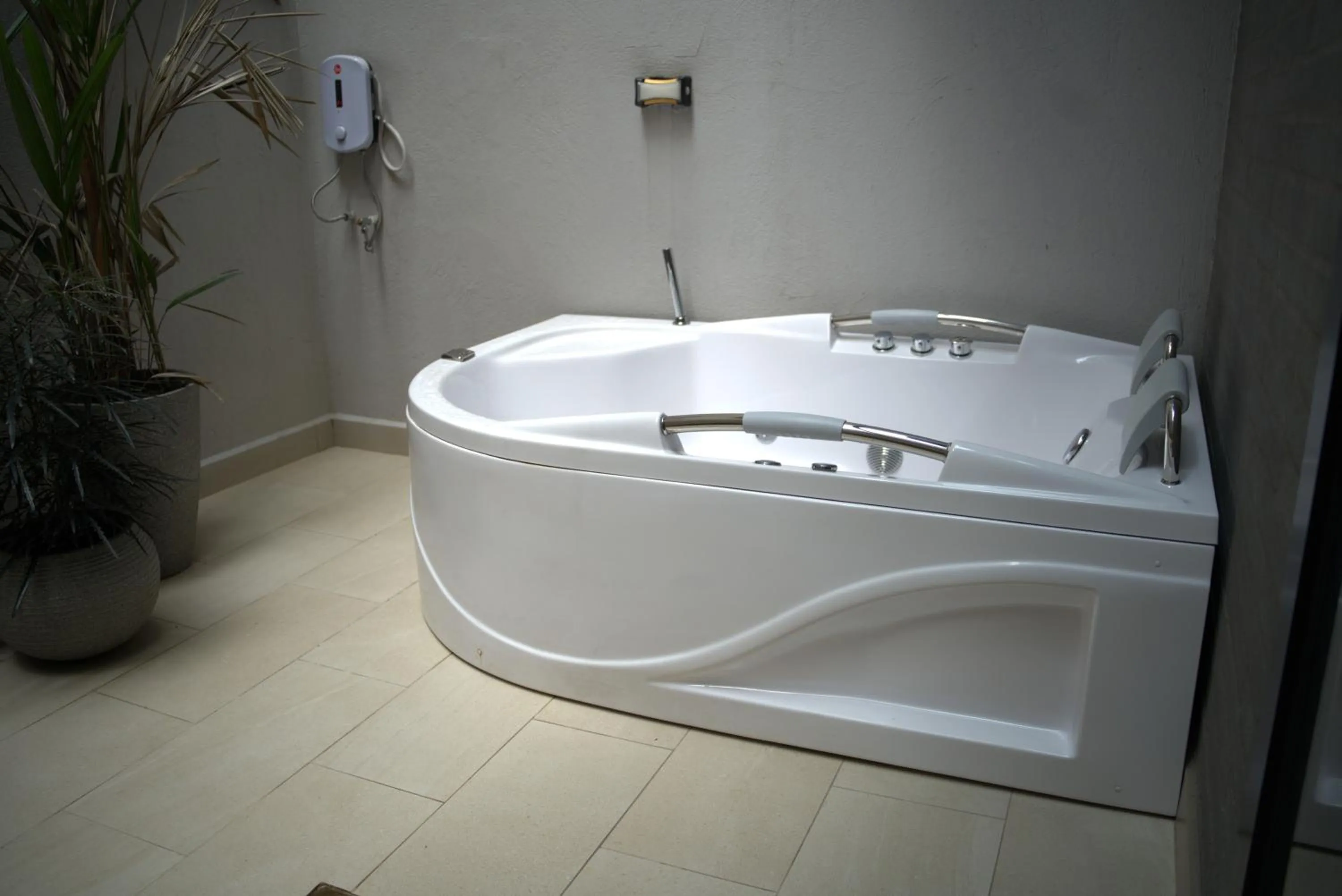 Hot Tub in Golden Valley Hotel