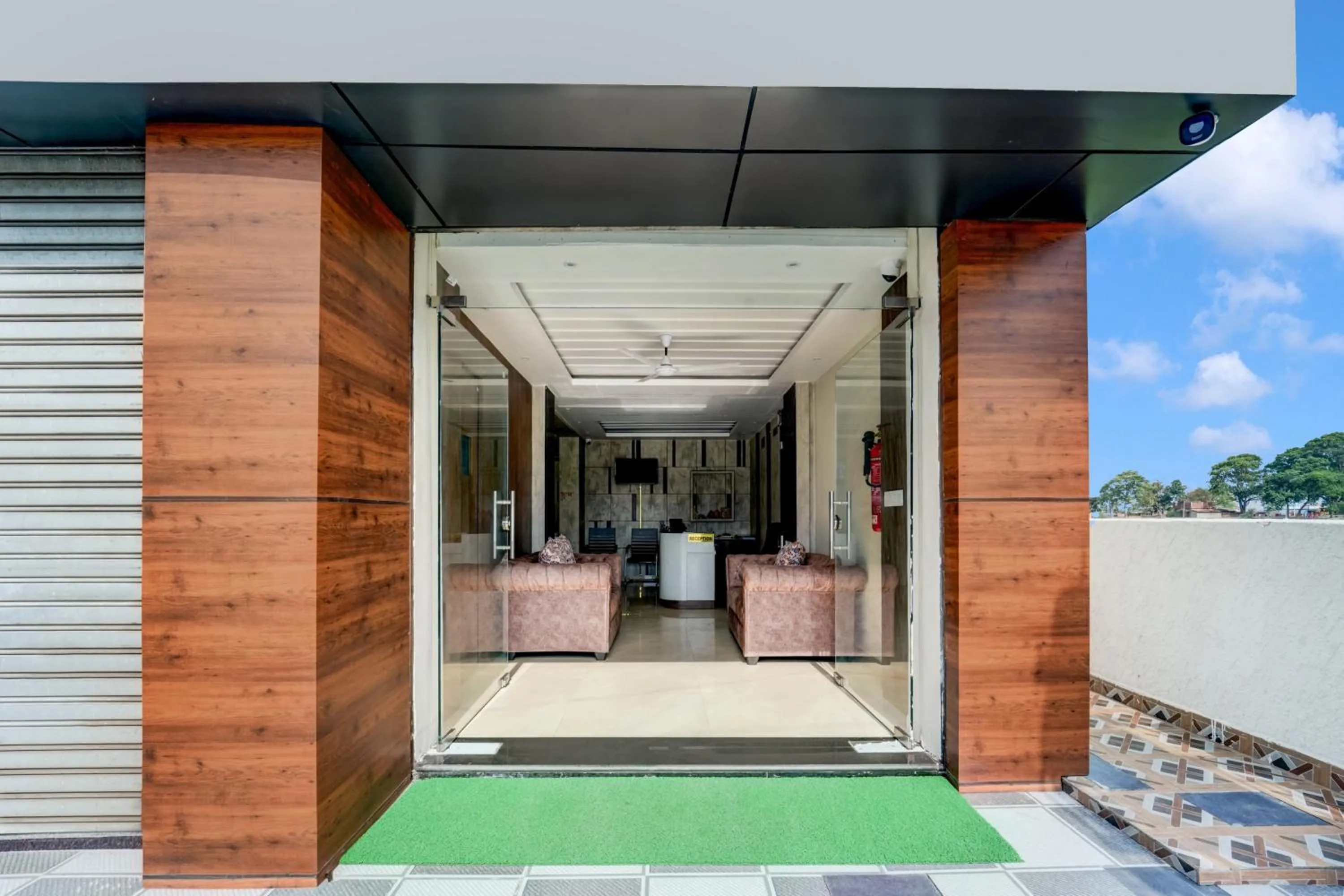 Facade/entrance in Super Townhouse La Vista