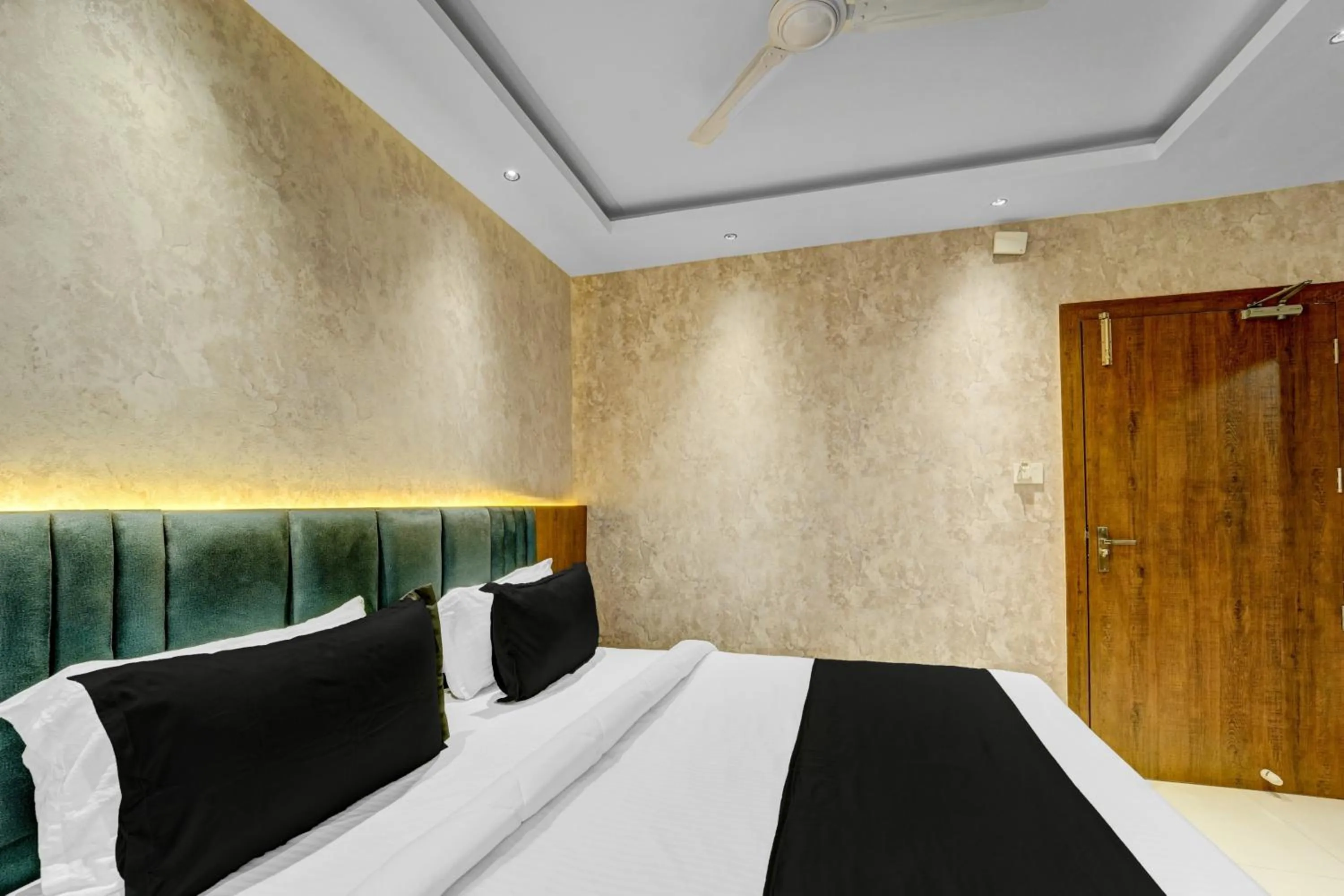 Bedroom, Bed in Super Townhouse La Vista