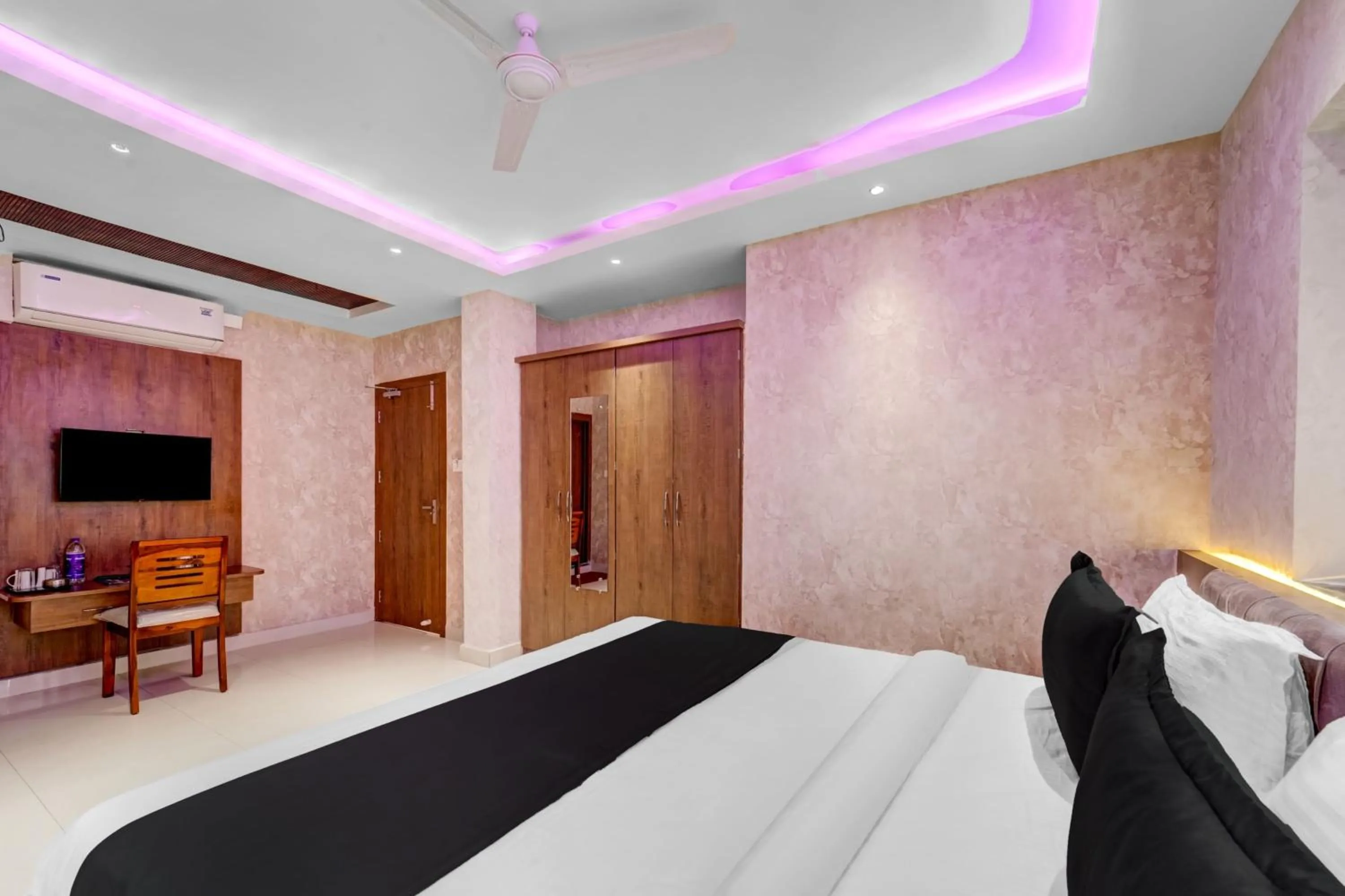 Bedroom, Bed in Super Townhouse La Vista