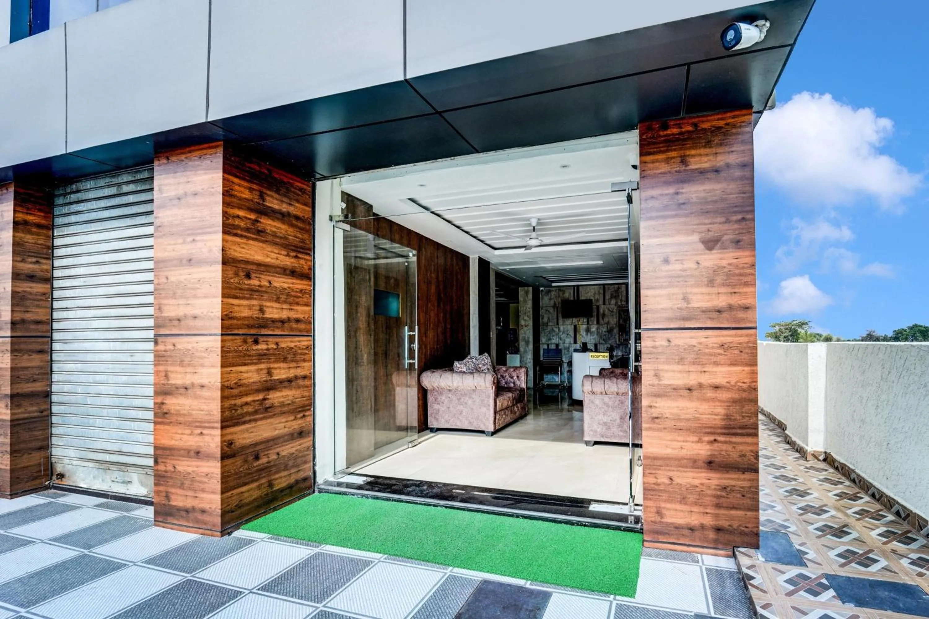 Facade/entrance in Super Townhouse La Vista