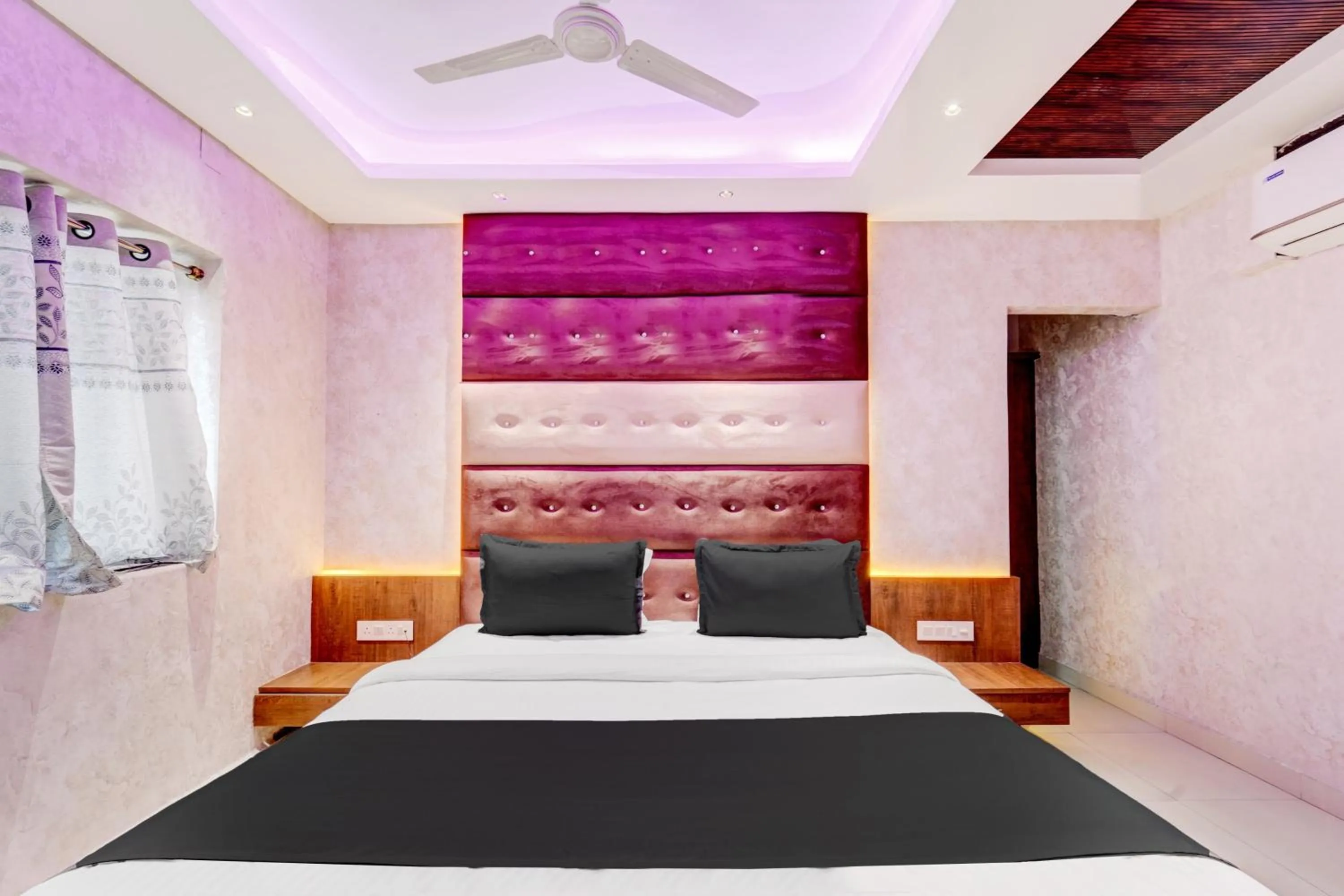 Bedroom, Bed in Super Townhouse La Vista