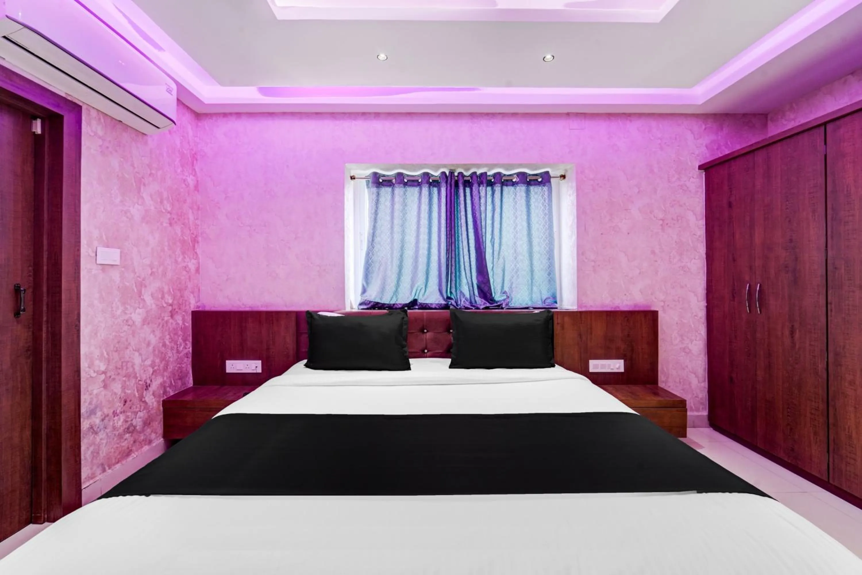 Bedroom, Bed in Super Townhouse La Vista