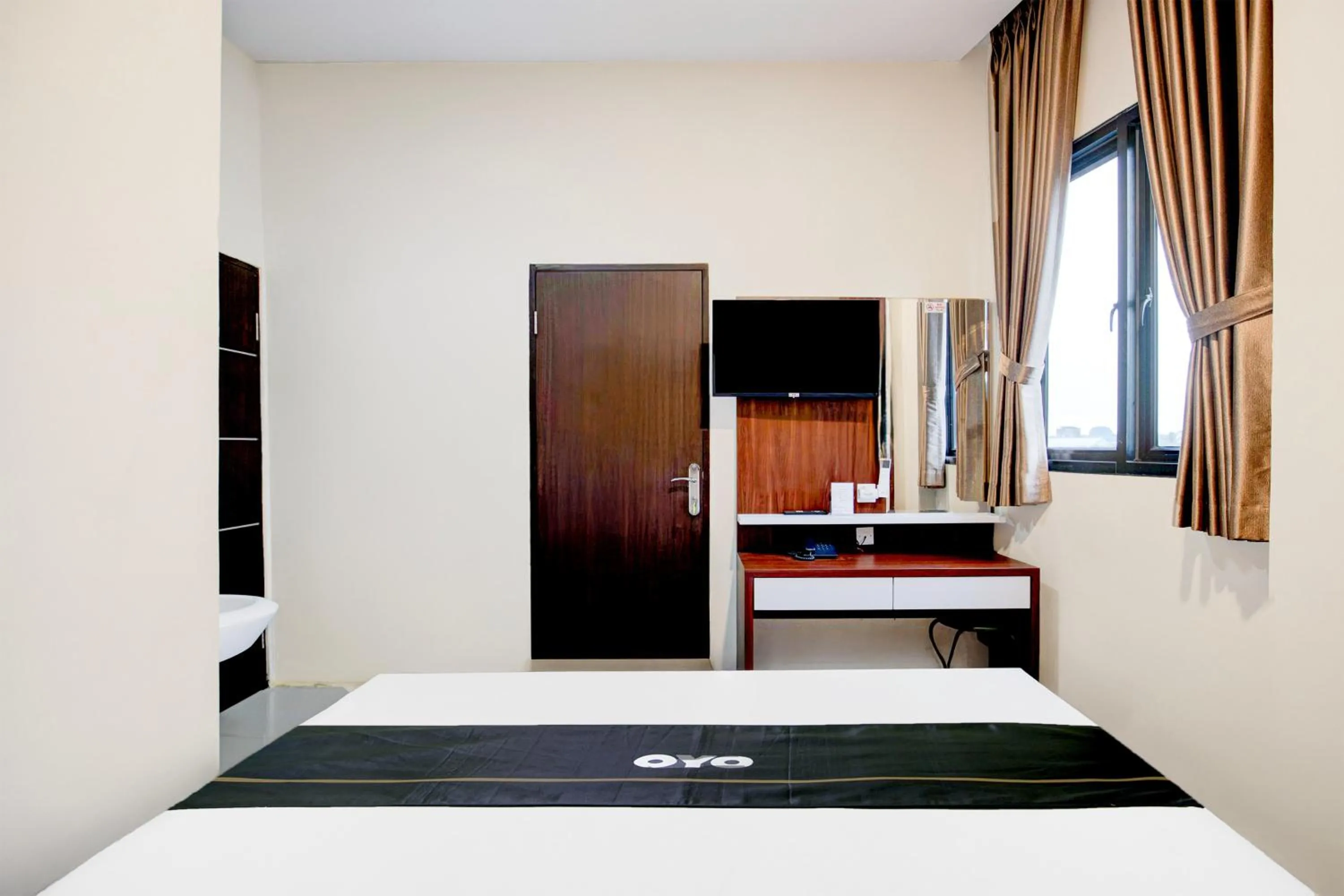 Photo of the whole room, Bed in Hotel O Balikpapan near Siloam Hospital formerly Syafla Guest House