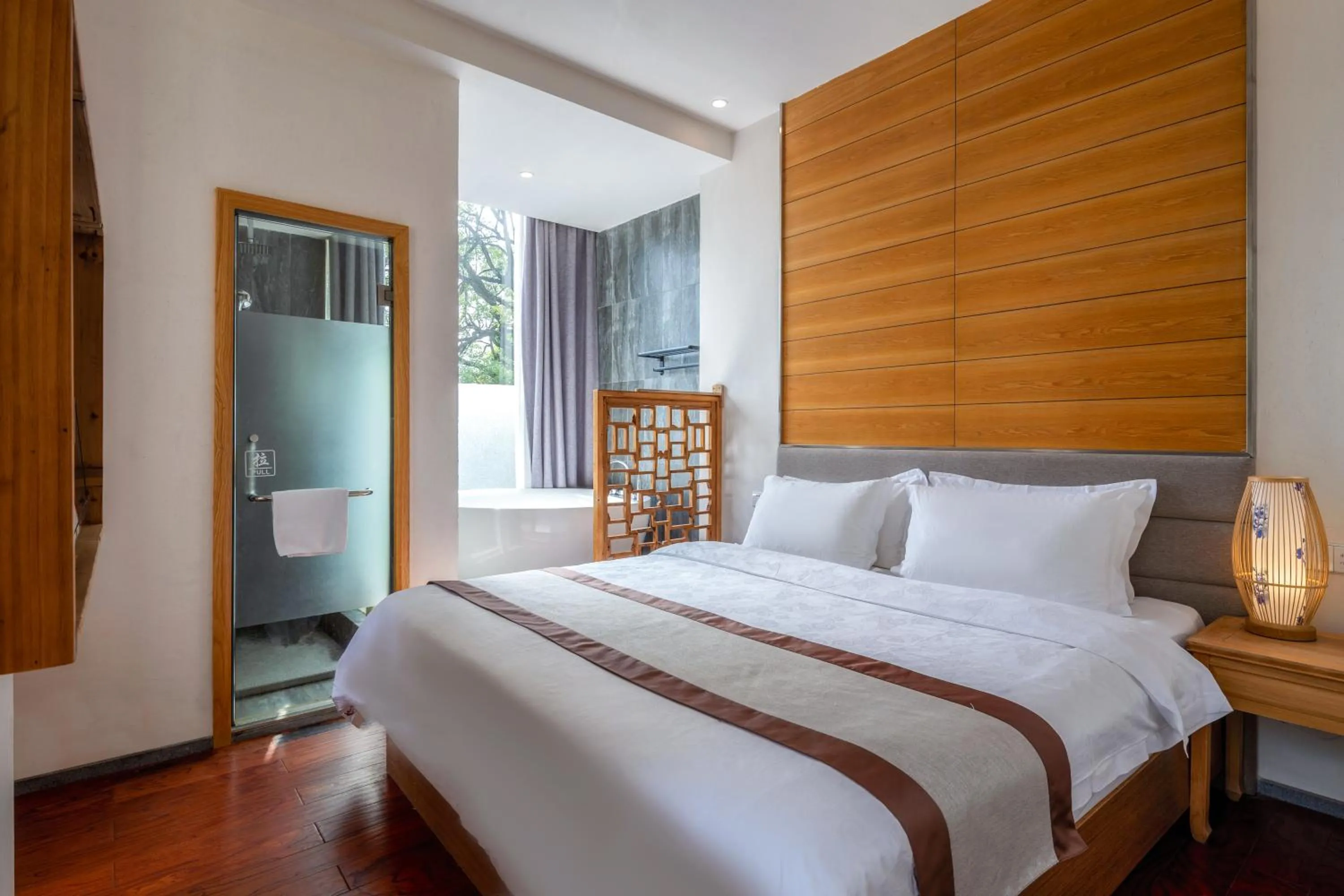 Photo of the whole room, Bed in He She Courtyard Free pick-up train station stay 3 nights