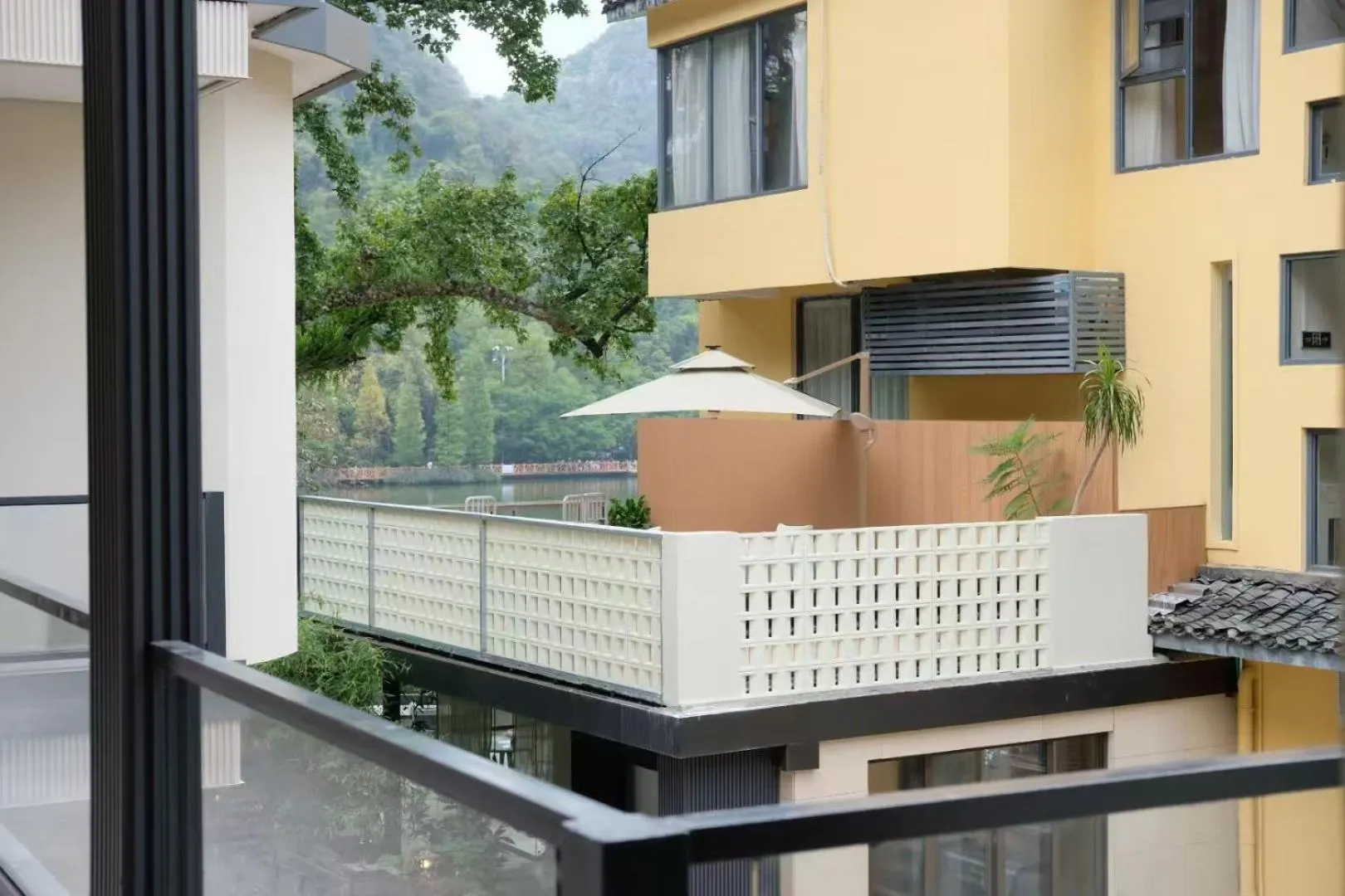 Natural landscape in He She Courtyard Free pick-up train station stay 3 nights
