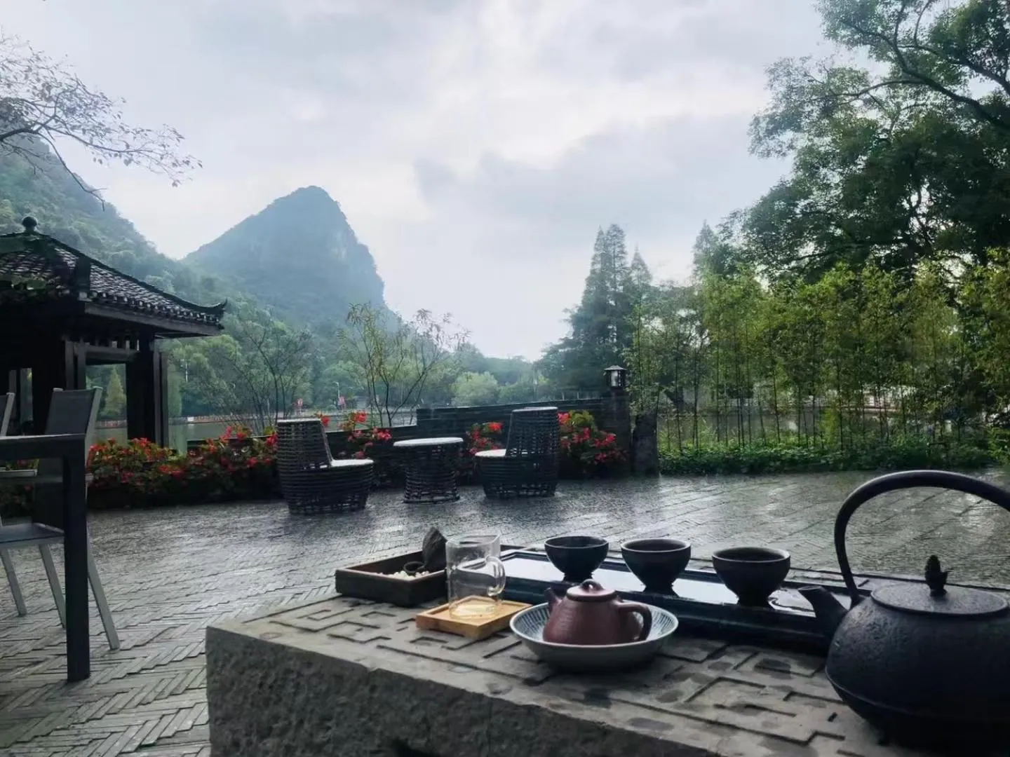 Garden in He She Courtyard Free pick-up train station stay 3 nights