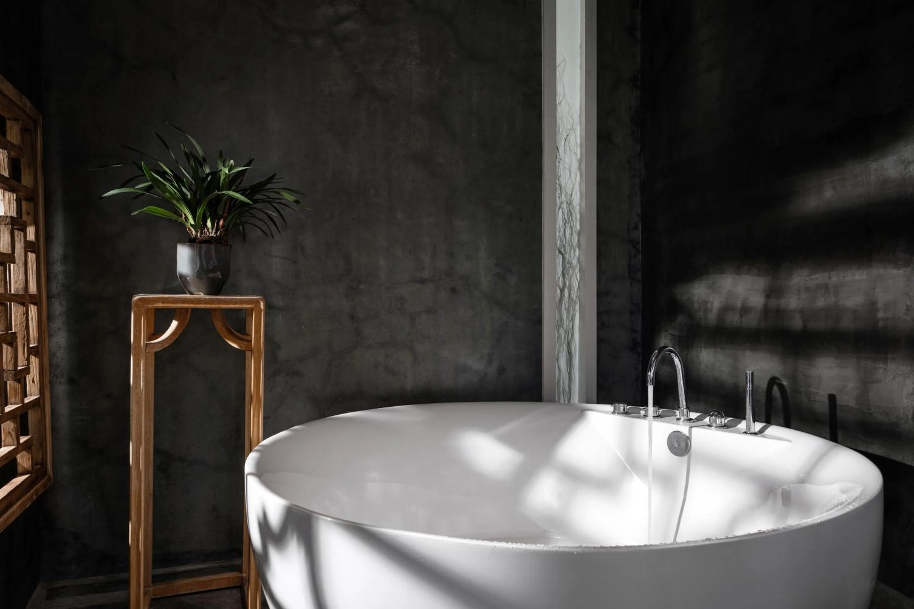 Bath in He She Courtyard Free pick-up train station stay 3 nights