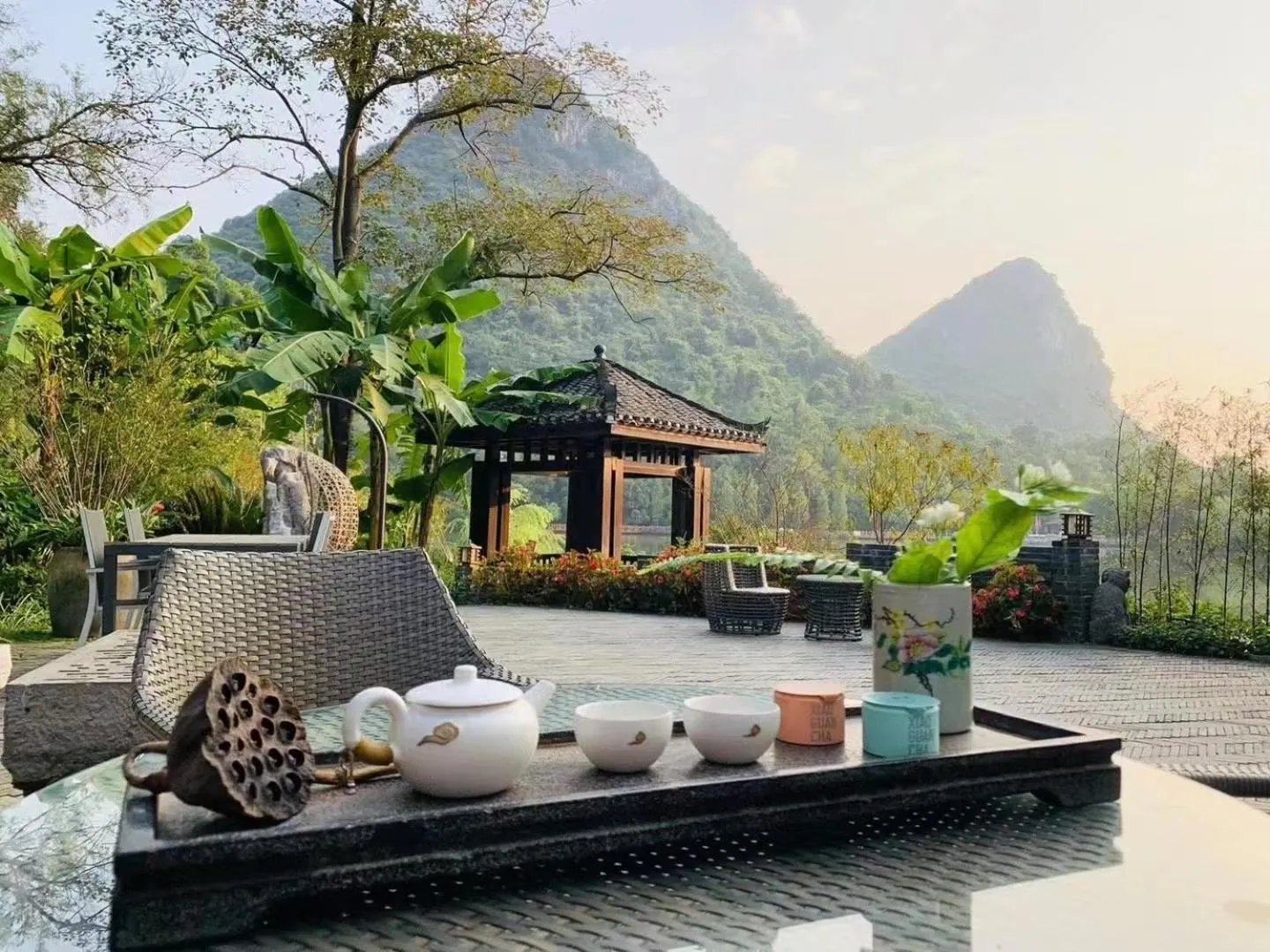 Garden in He She Courtyard Free pick-up train station stay 3 nights