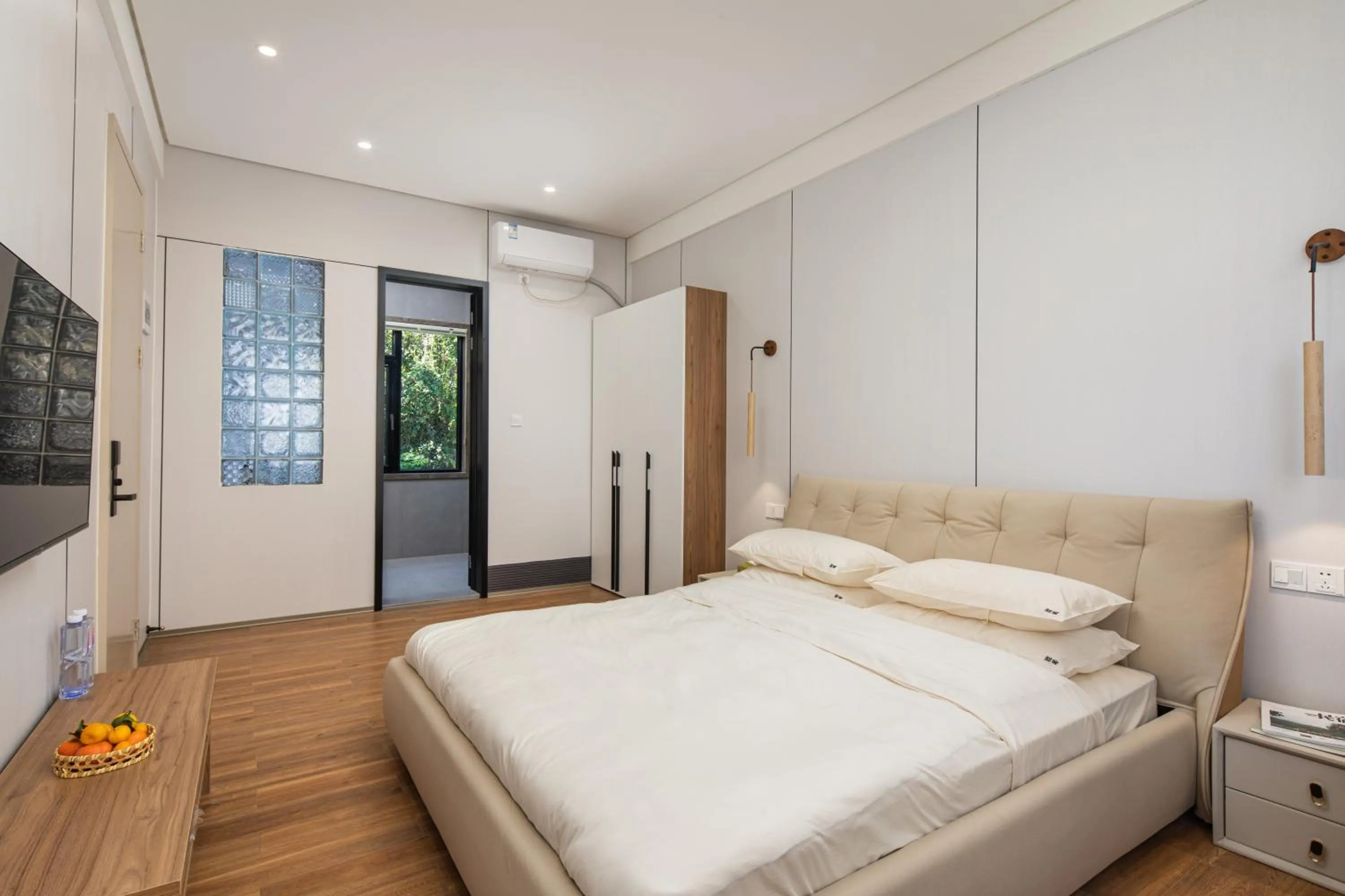 Photo of the whole room, Bed in He She Courtyard Free pick-up train station stay 3 nights