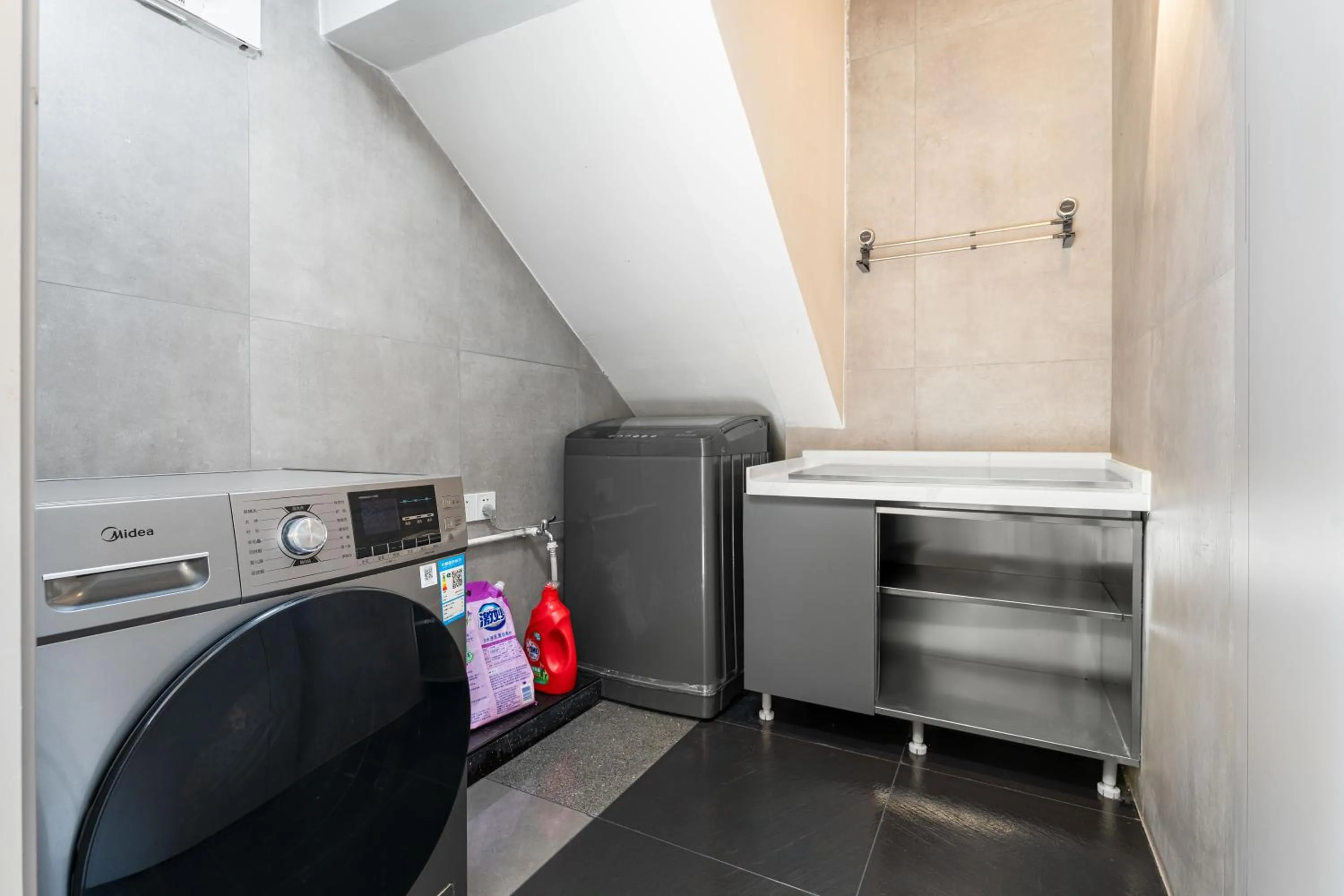 washing machine in He She Courtyard Free pick-up train station stay 3 nights