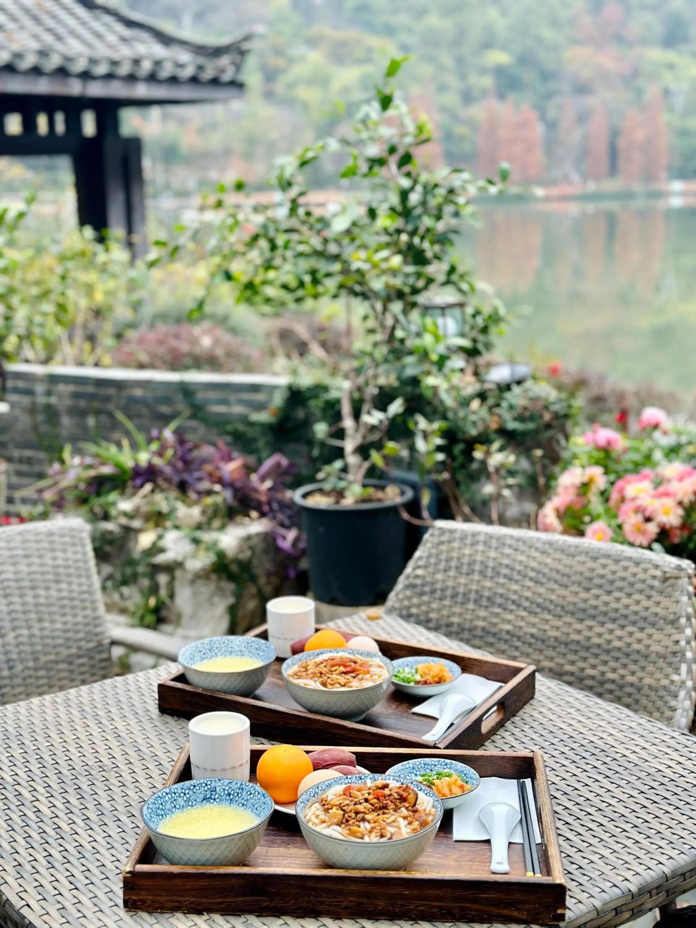 Breakfast in He She Courtyard Free pick-up train station stay 3 nights