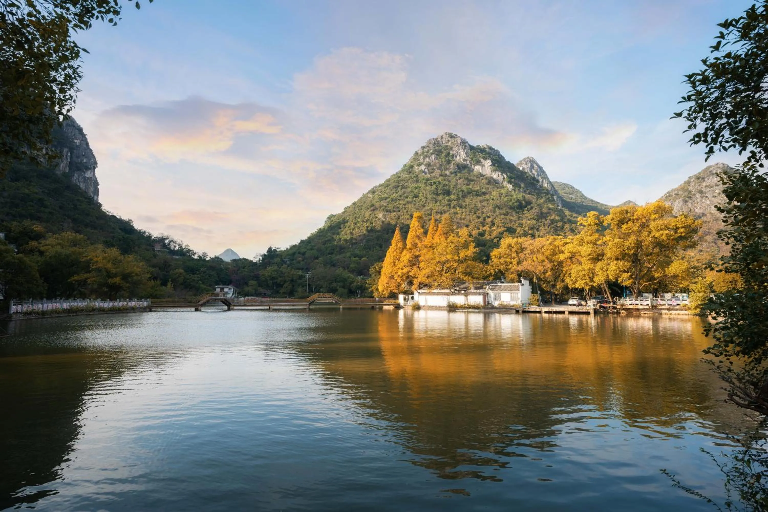Natural landscape in He She Courtyard Free pick-up train station stay 3 nights