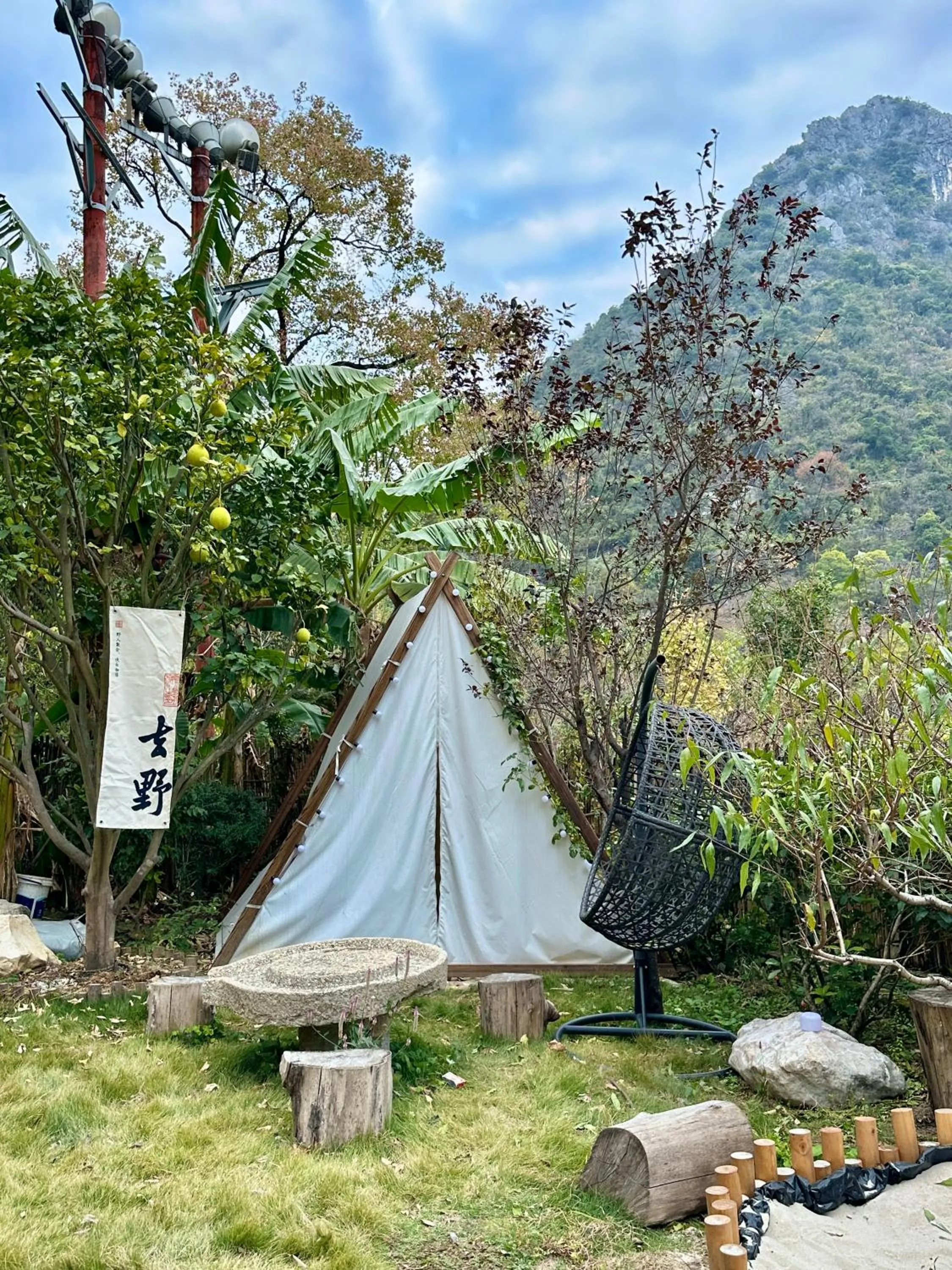 Spring in He She Courtyard Free pick-up train station stay 3 nights