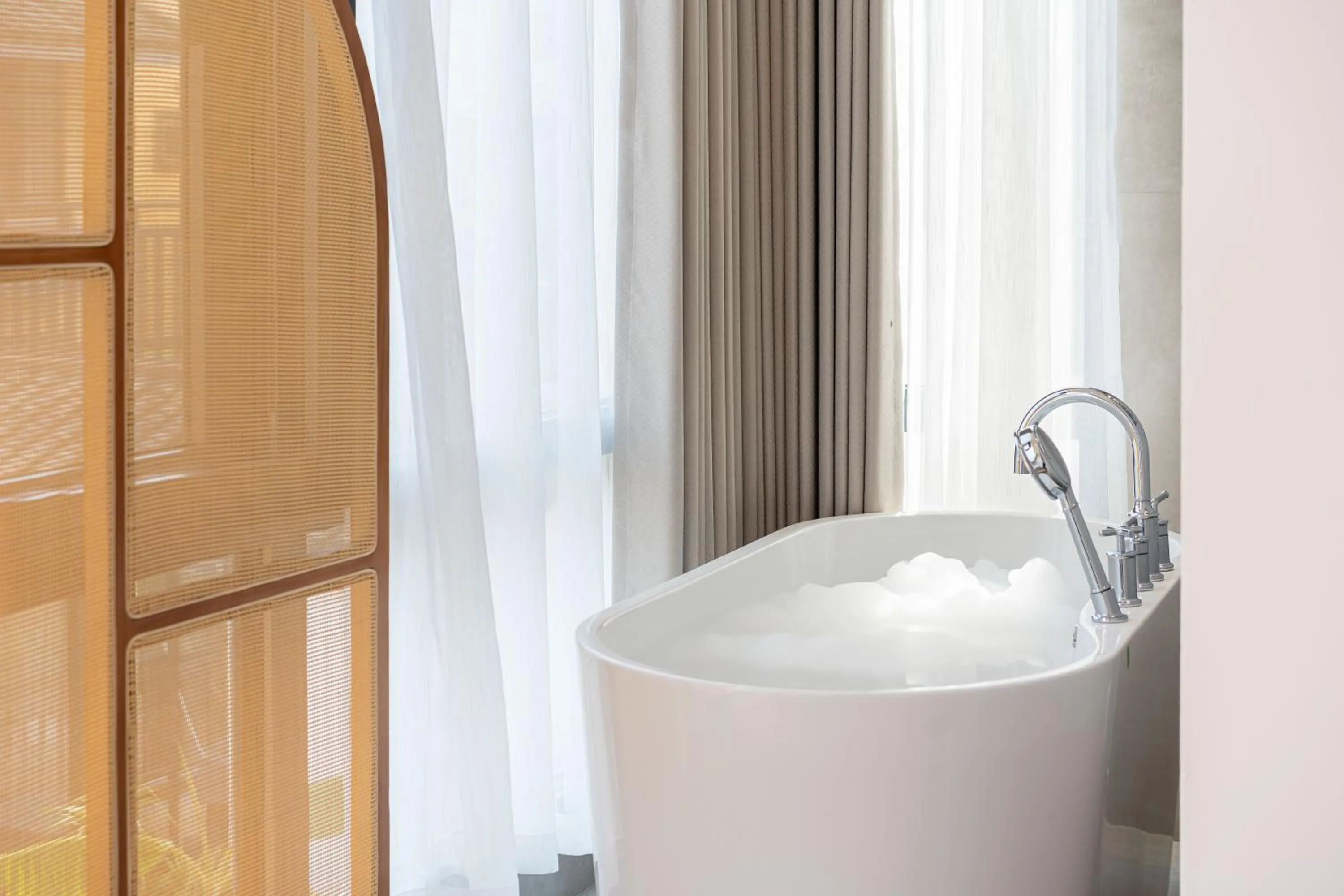 Bathroom in He She Courtyard Free pick-up train station stay 3 nights