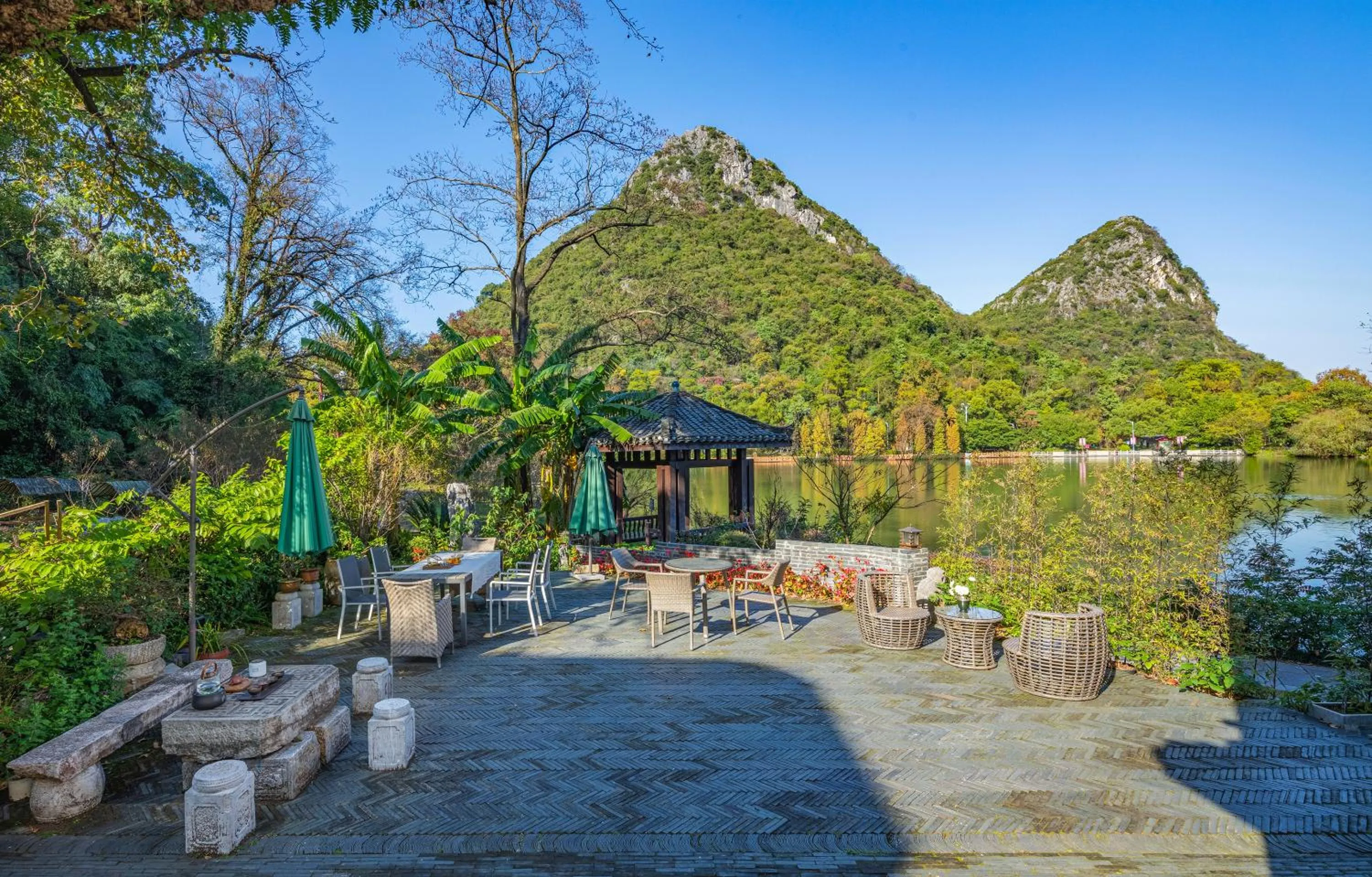 Garden in He She Courtyard Free pick-up train station stay 3 nights