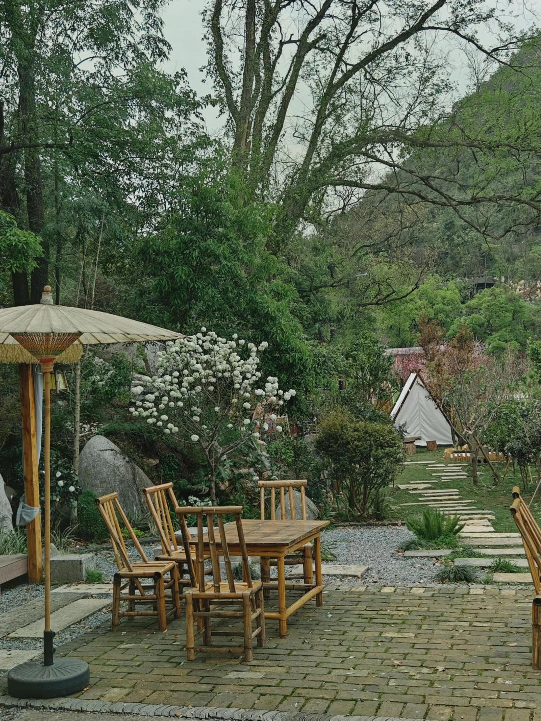 Garden view in He She Courtyard Free pick-up train station stay 3 nights