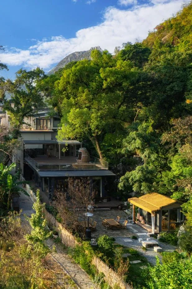 Property building in He She Courtyard Free pick-up train station stay 3 nights