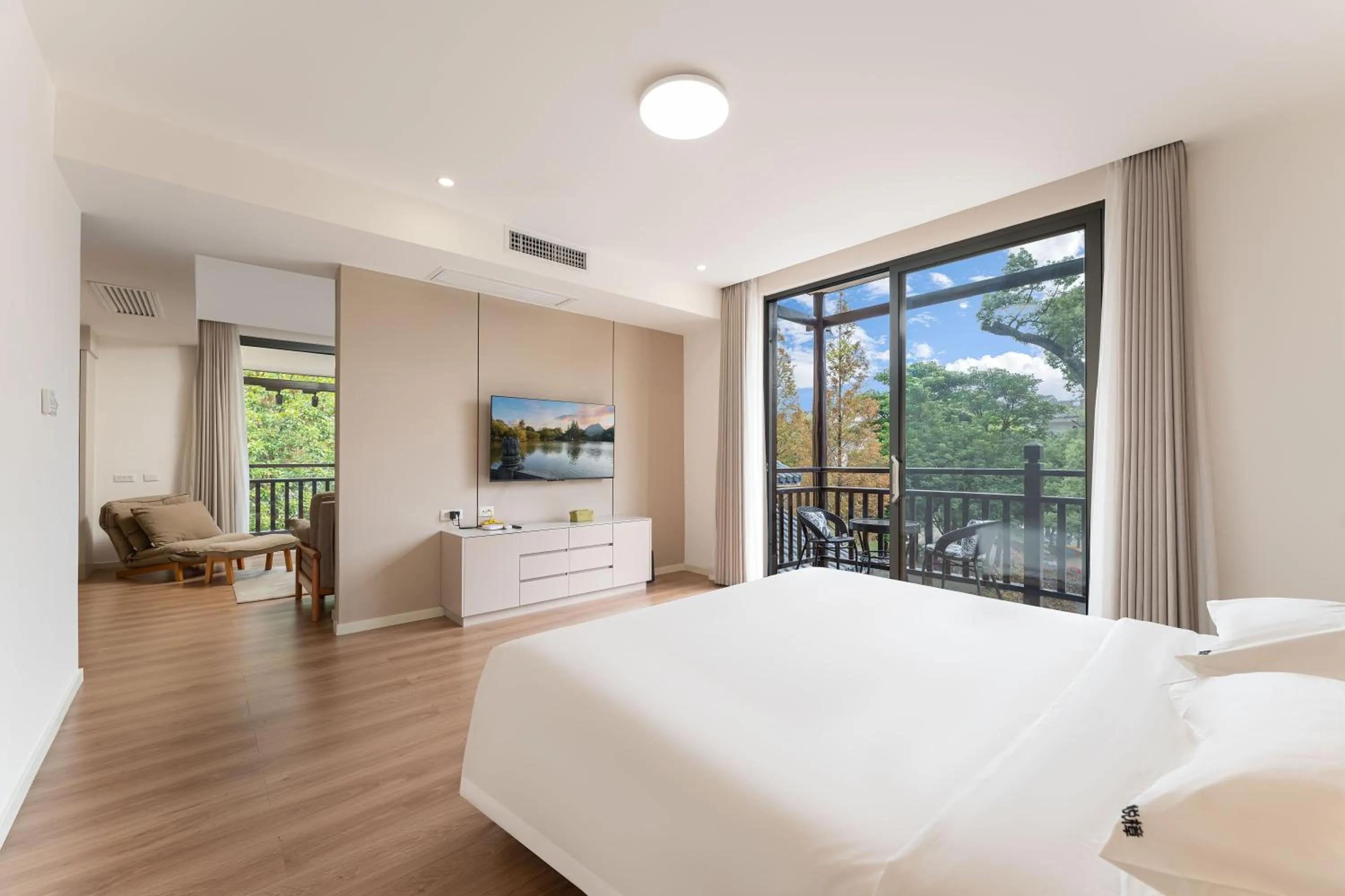 TV and multimedia, Bed in He She Courtyard Free pick-up train station stay 3 nights