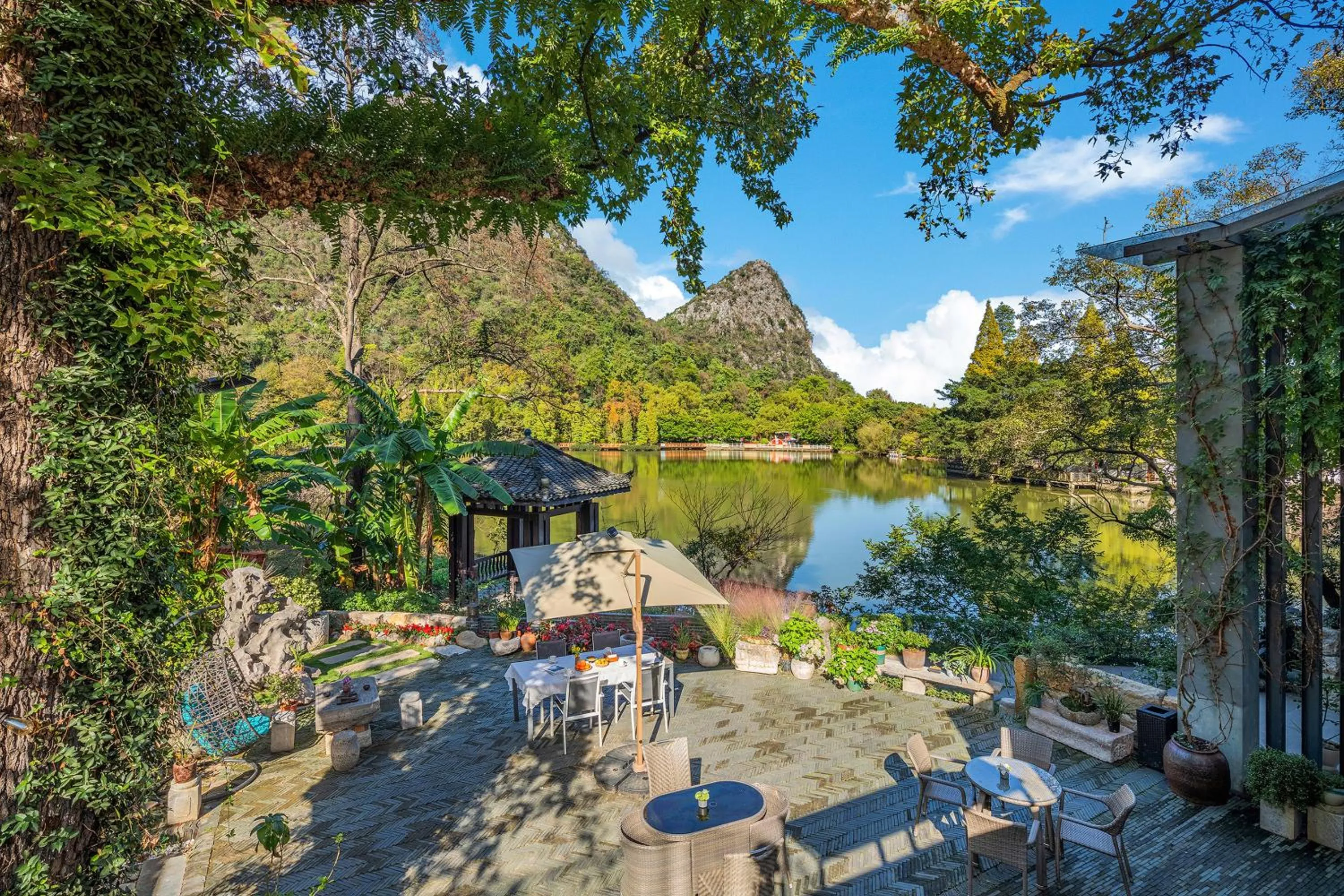 Spring in He She Courtyard Free pick-up train station stay 3 nights