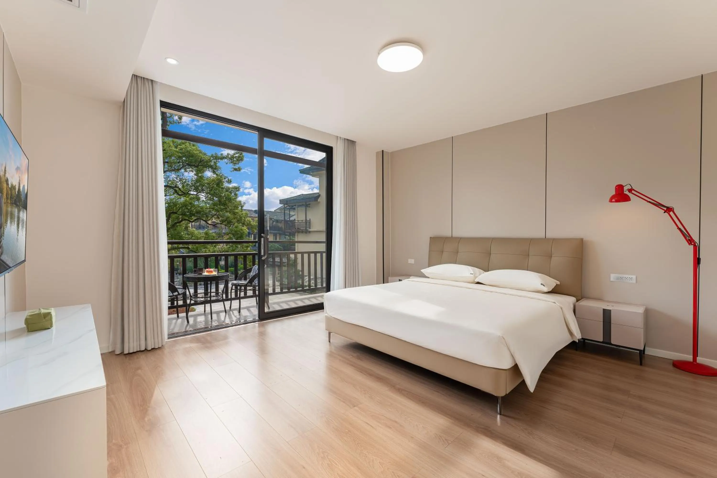 Bed in He She Courtyard Free pick-up train station stay 3 nights
