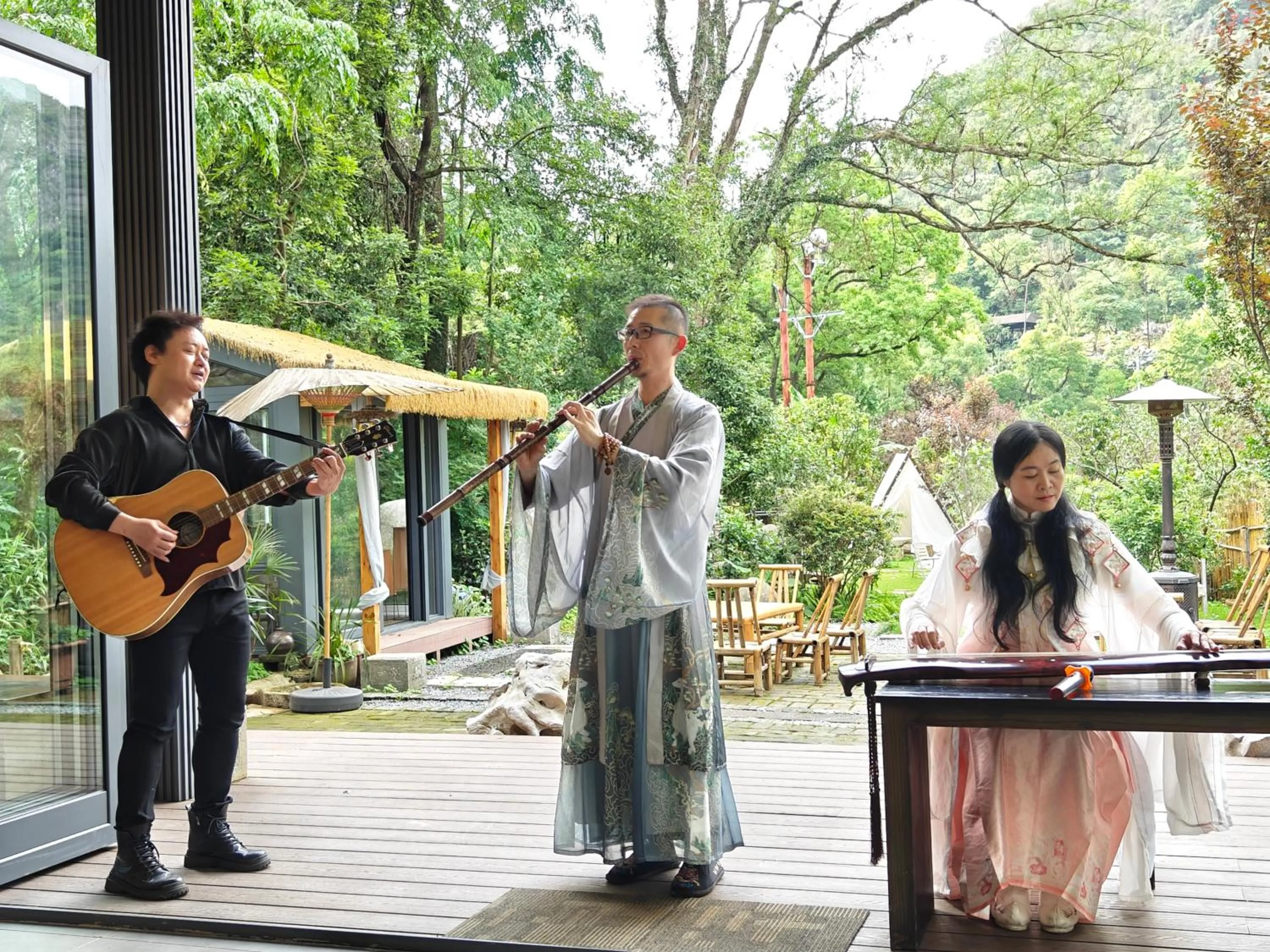 Activities in He She Courtyard Free pick-up train station stay 3 nights