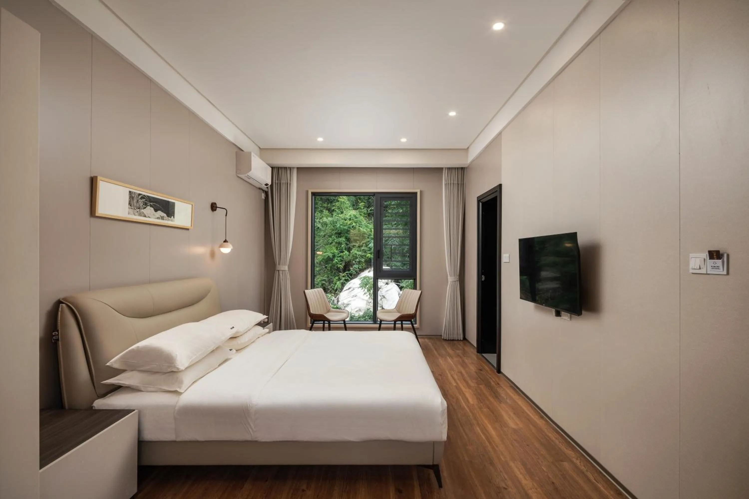 Photo of the whole room, Bed in He She Courtyard Free pick-up train station stay 3 nights