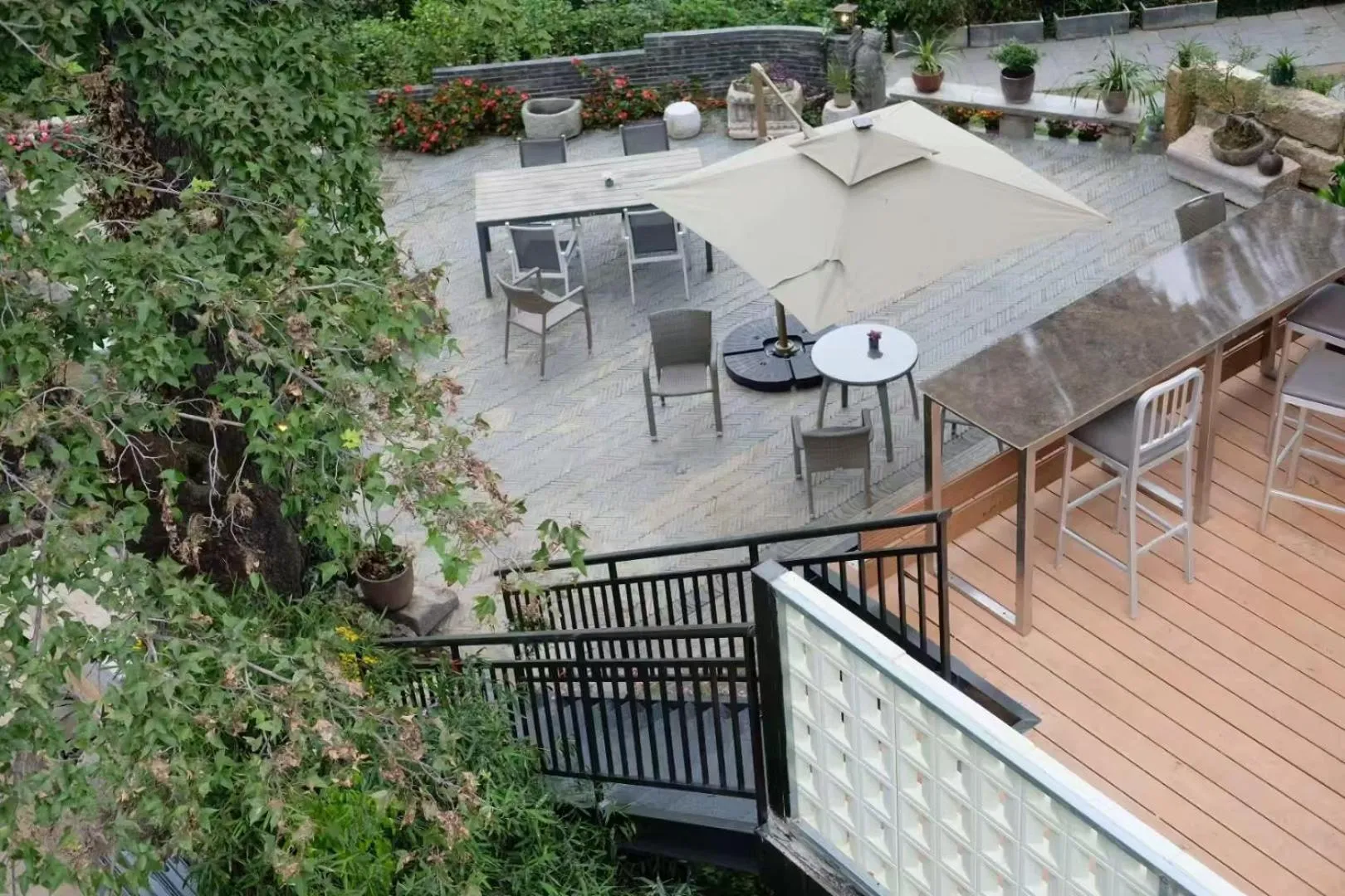 Garden view in He She Courtyard Free pick-up train station stay 3 nights