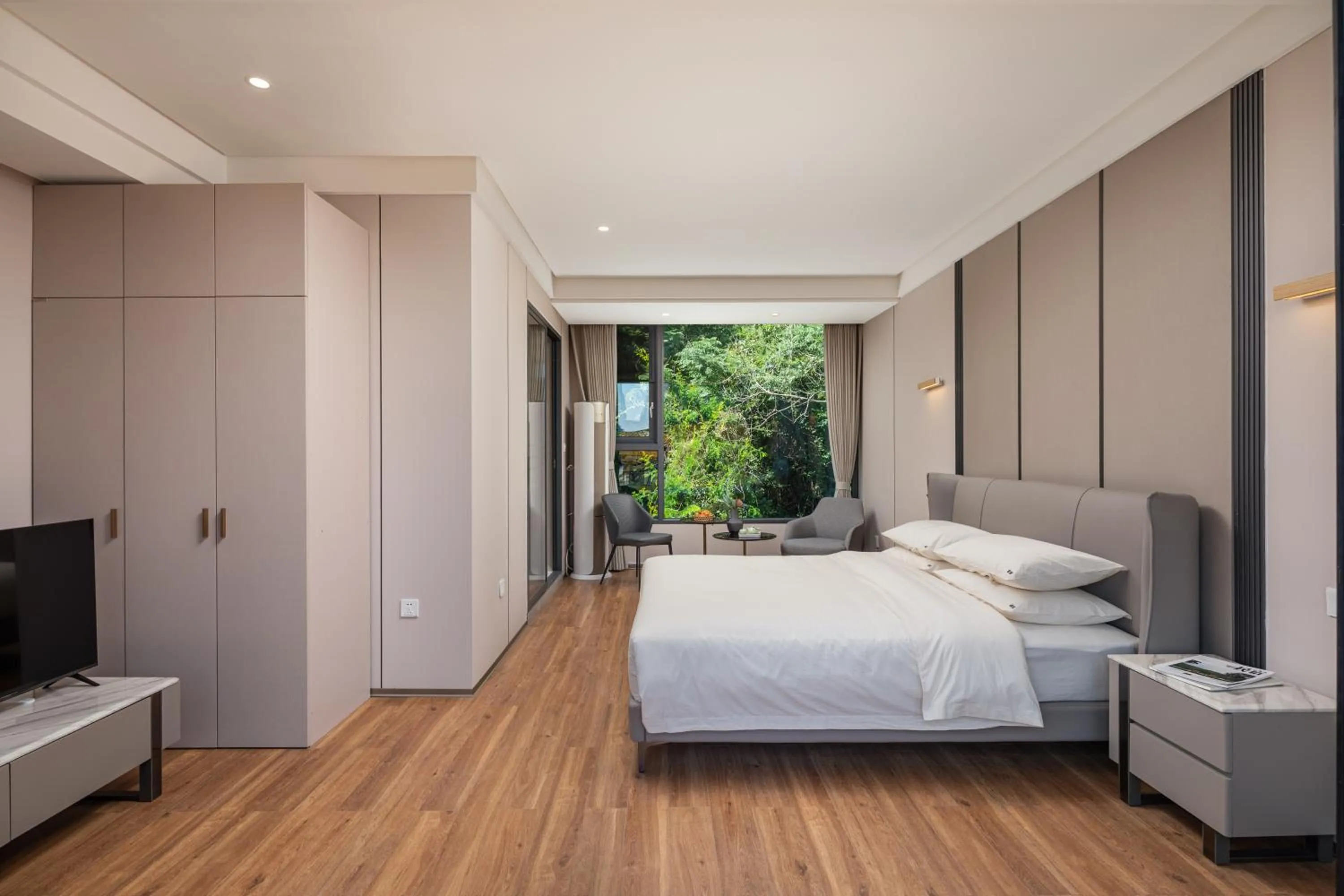 Photo of the whole room, Bed in He She Courtyard Free pick-up train station stay 3 nights