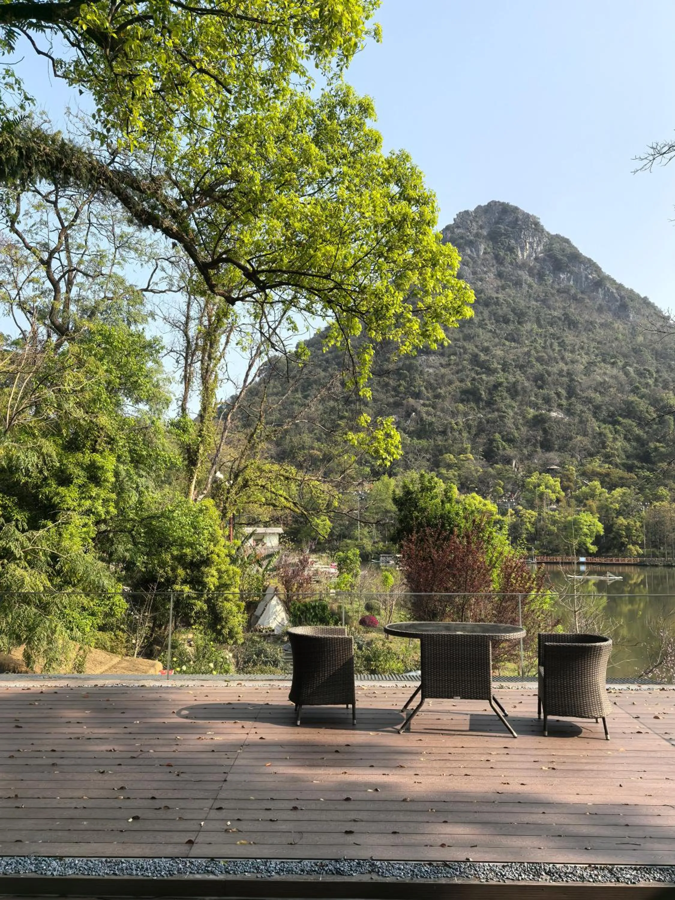 Spring in He She Courtyard Free pick-up train station stay 3 nights