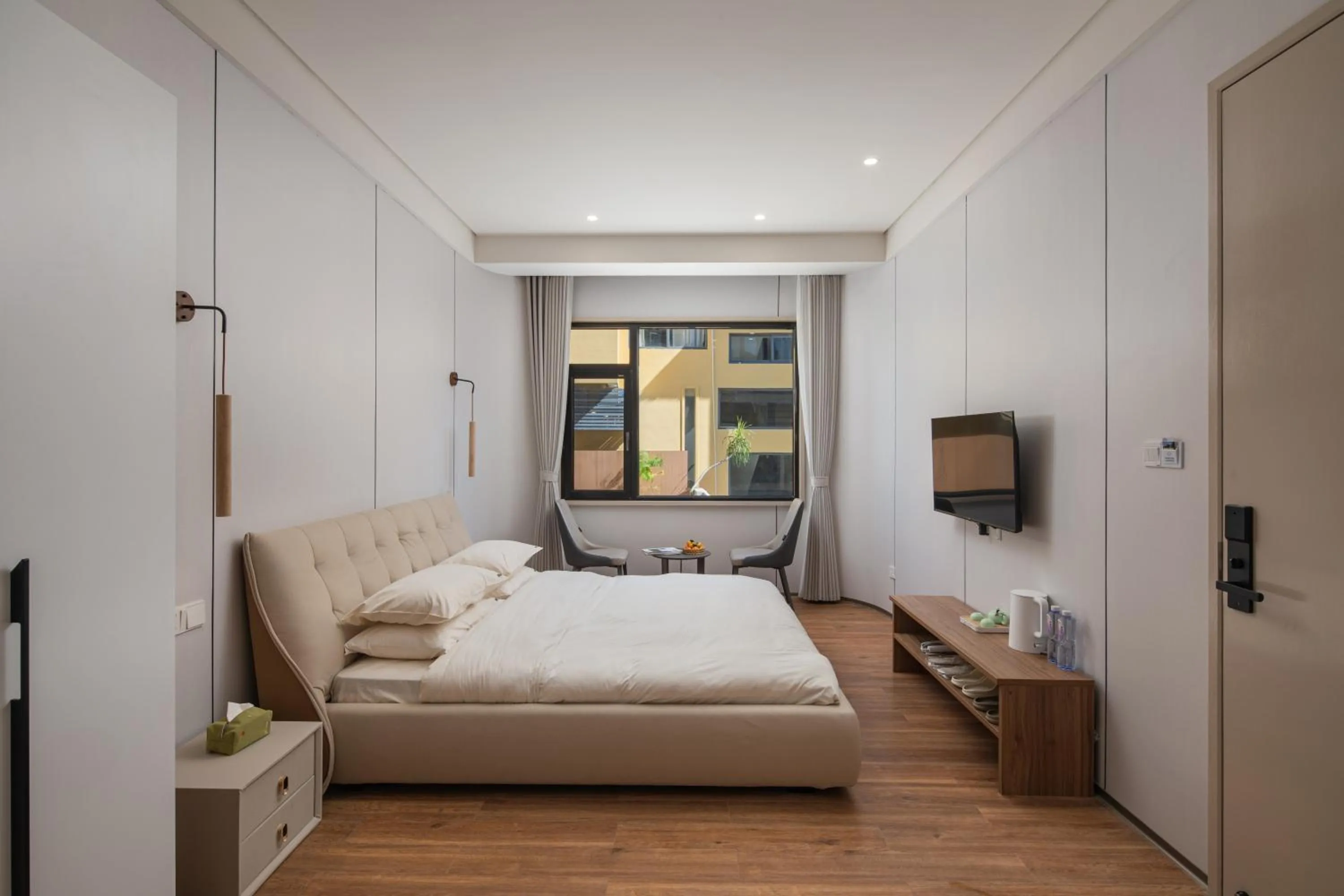 Photo of the whole room, Bed in He She Courtyard Free pick-up train station stay 3 nights