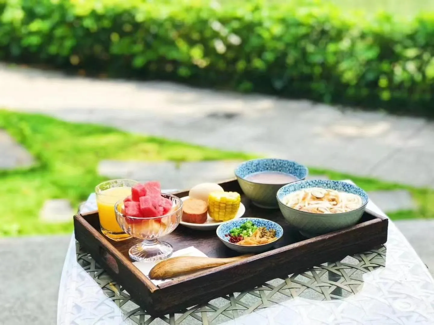 Breakfast in He She Courtyard Free pick-up train station stay 3 nights