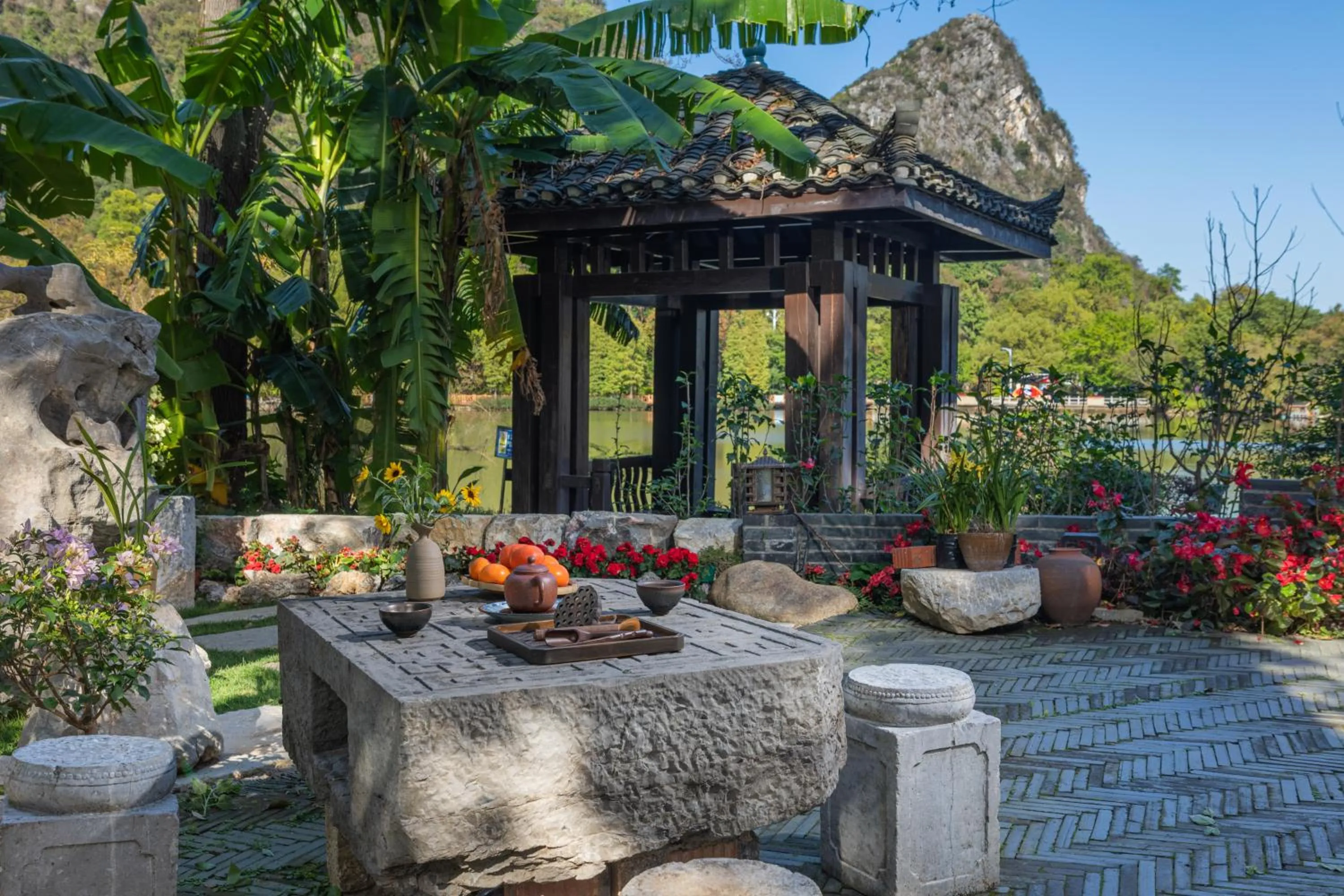 Garden in He She Courtyard Free pick-up train station stay 3 nights