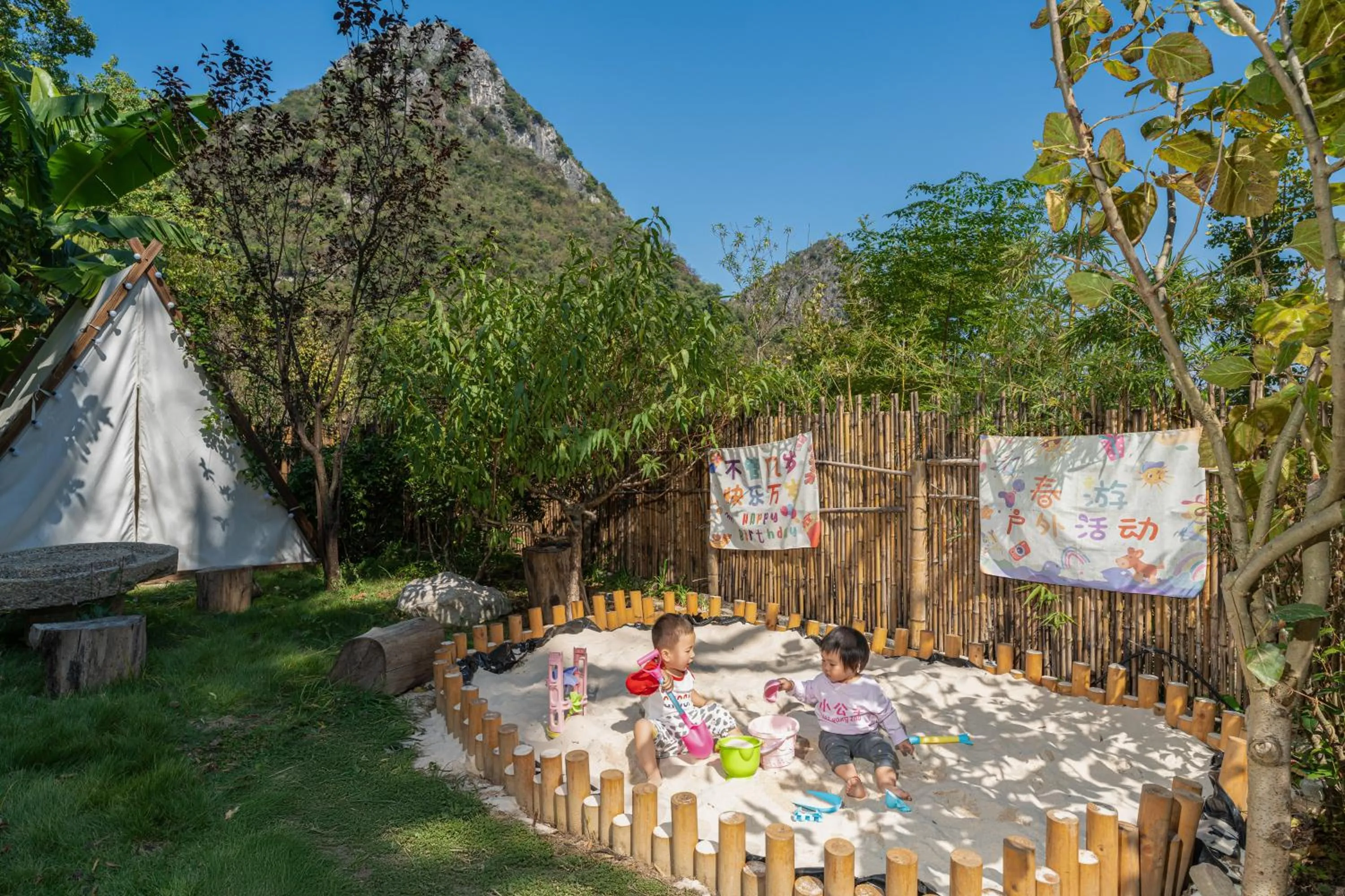 Garden in He She Courtyard Free pick-up train station stay 3 nights