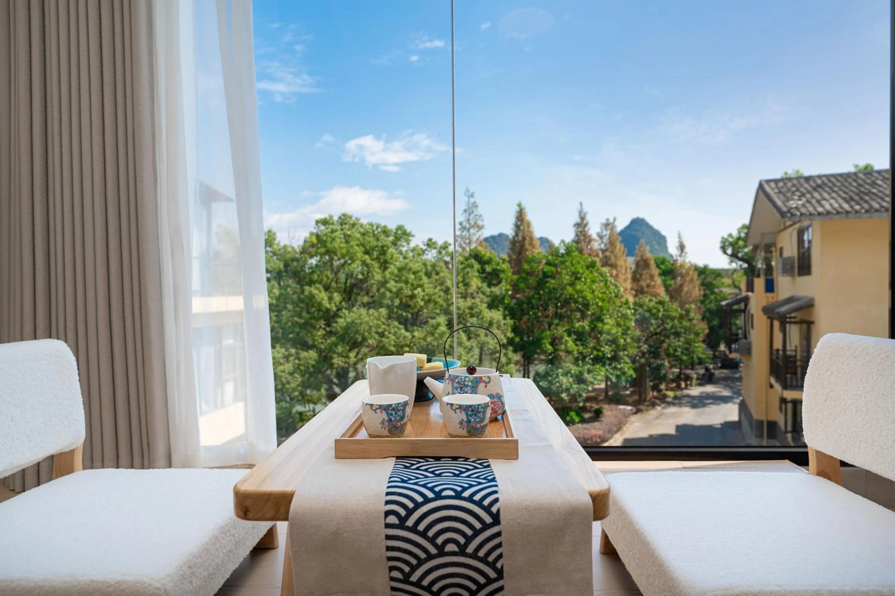 Day in He She Courtyard Free pick-up train station stay 3 nights