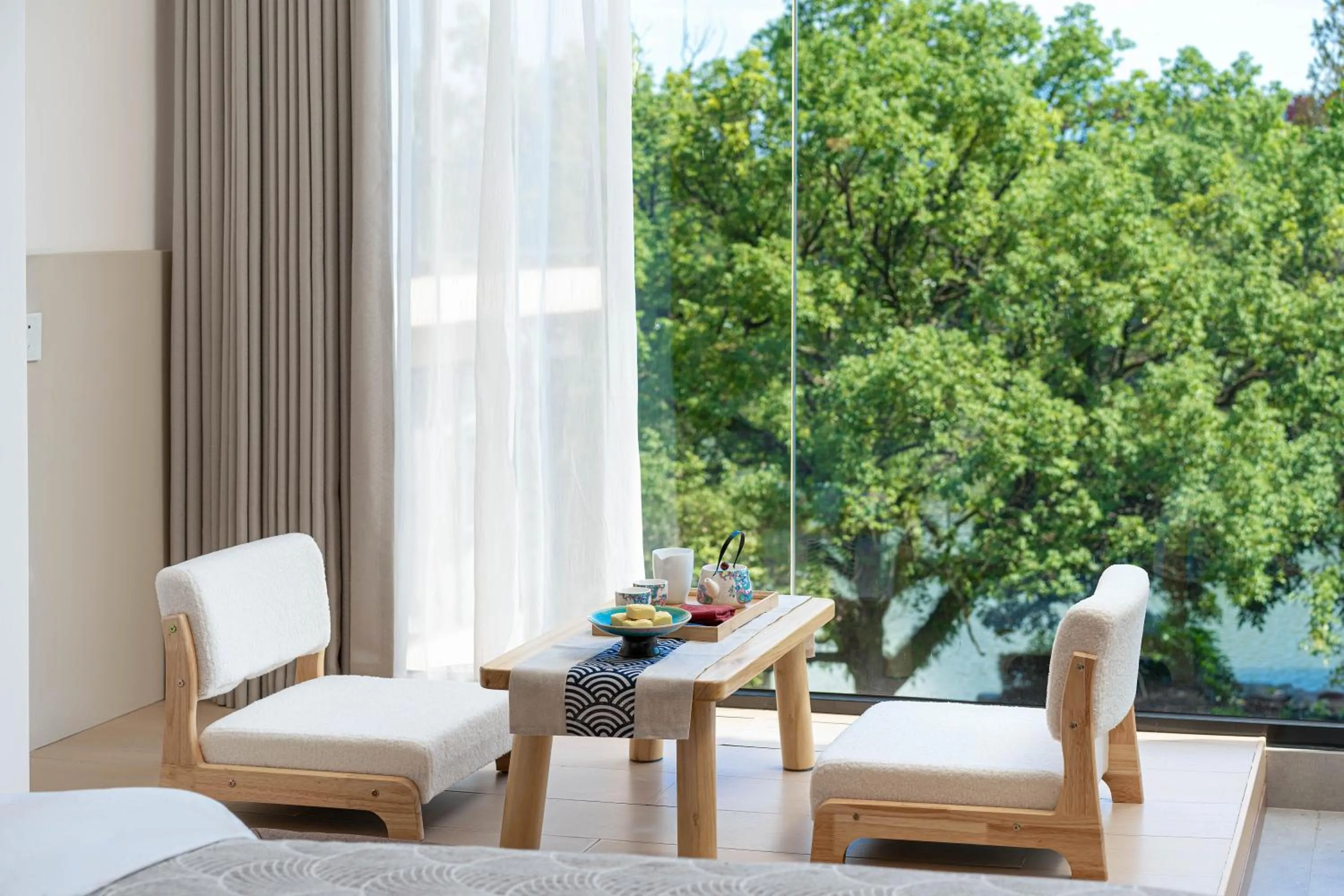 Garden in He She Courtyard Free pick-up train station stay 3 nights