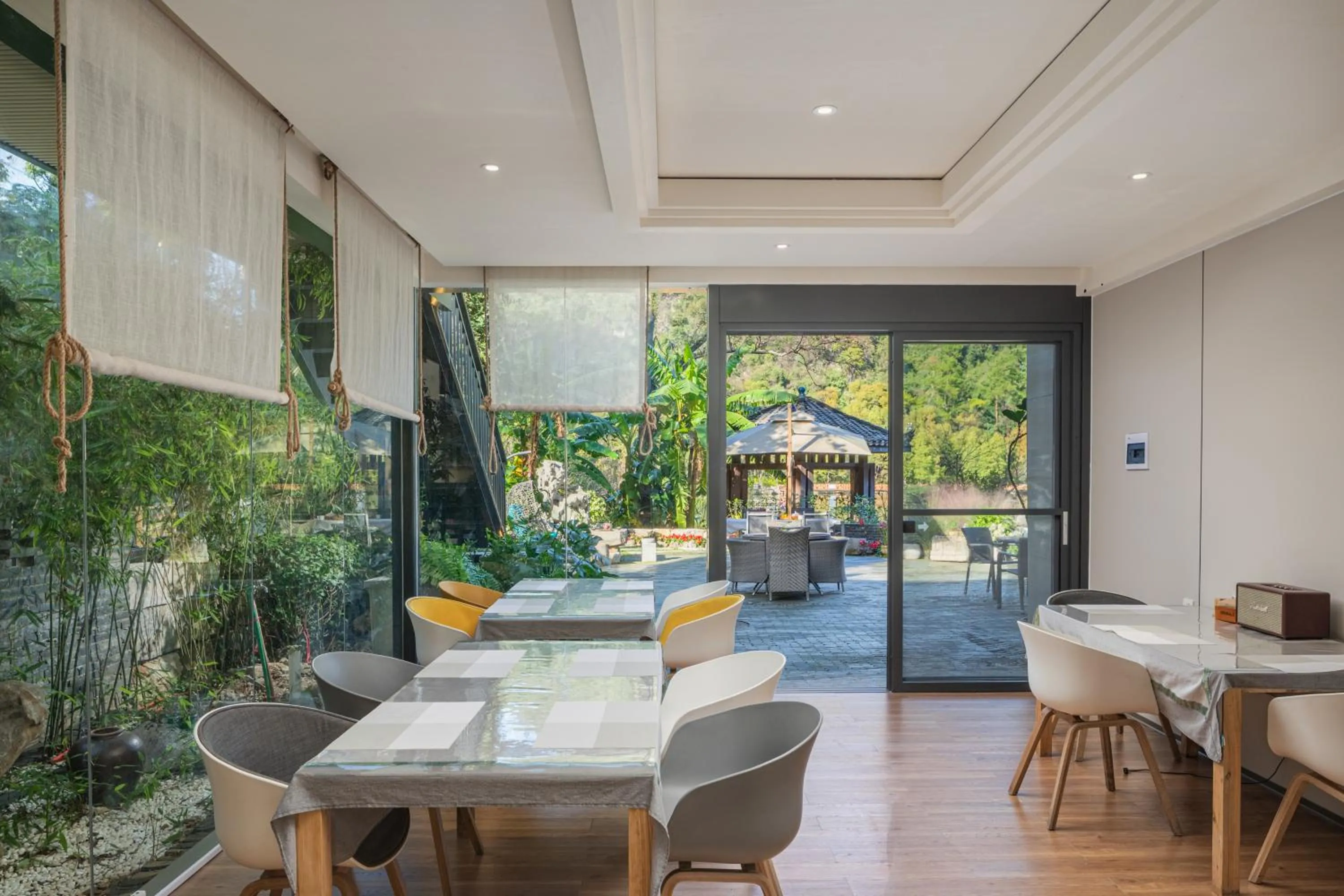 Restaurant/places to eat in He She Courtyard Free pick-up train station stay 3 nights