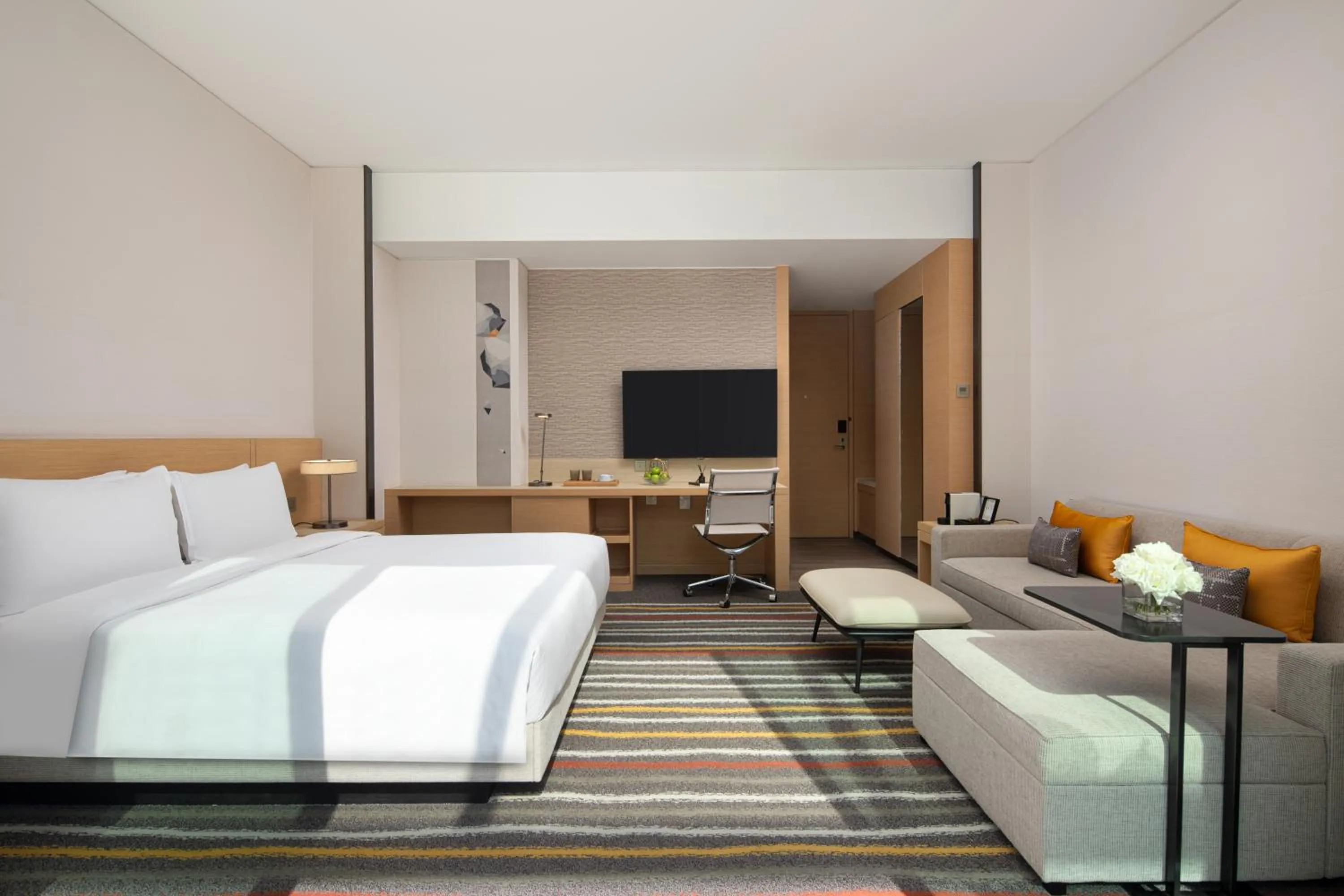 Bedroom, Bed in Fraser Place Wujiaochang Shanghai - Adjoin business center, free minibar